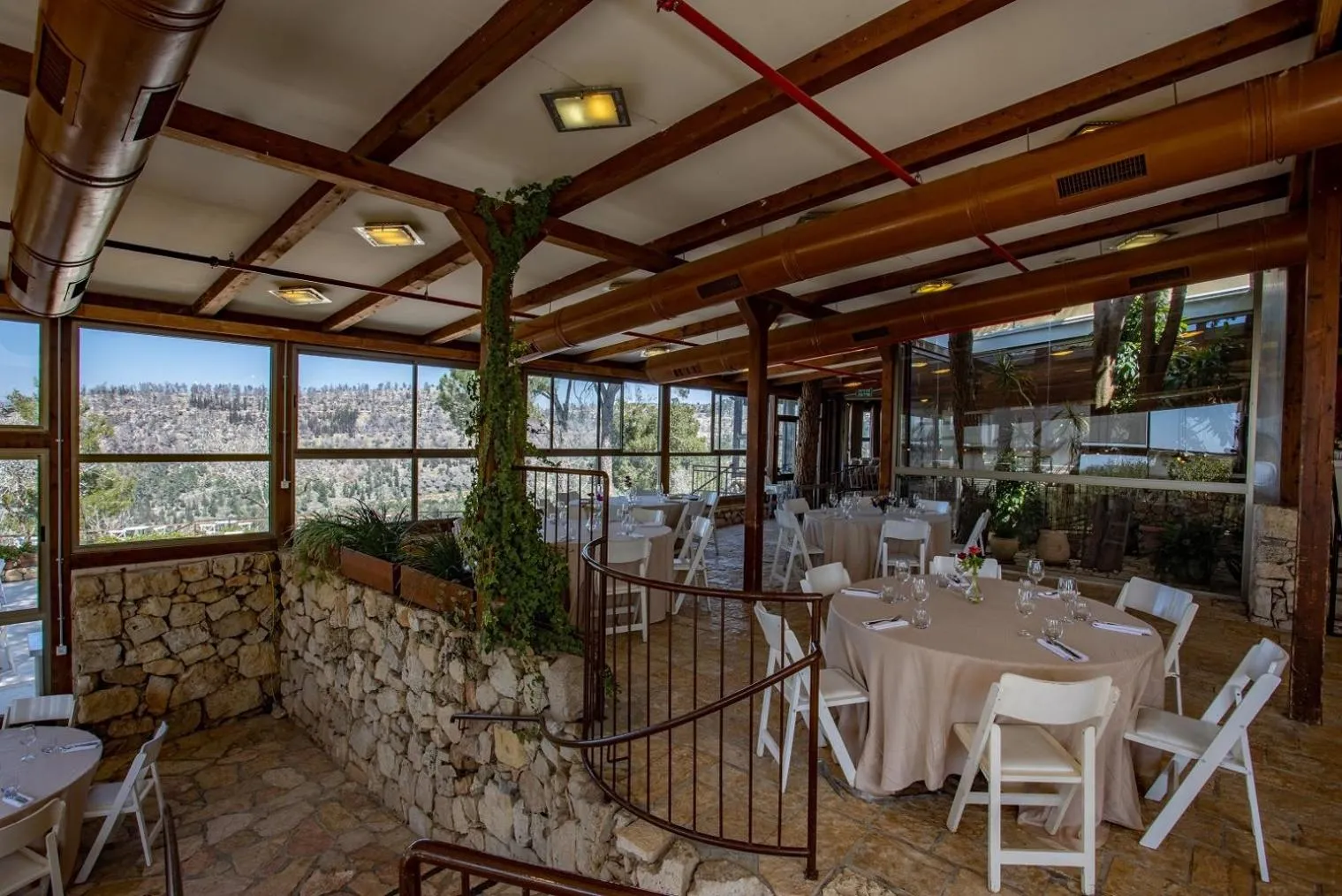 Restaurant/places to eat in Logos hotel in Yad Hashmona