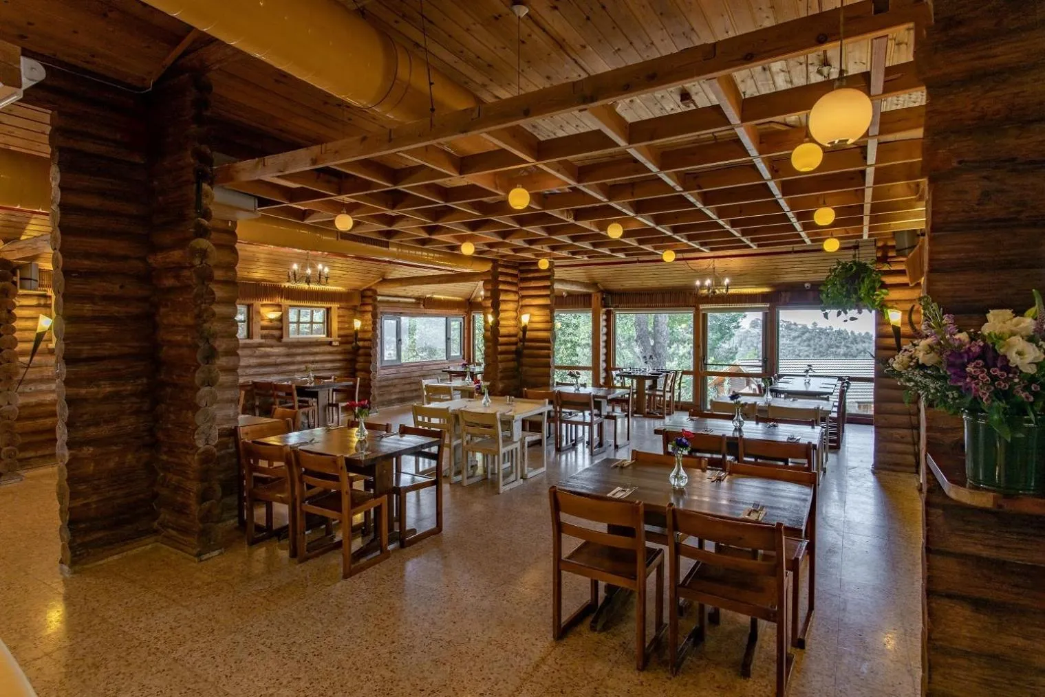 Restaurant/places to eat in Logos hotel in Yad Hashmona