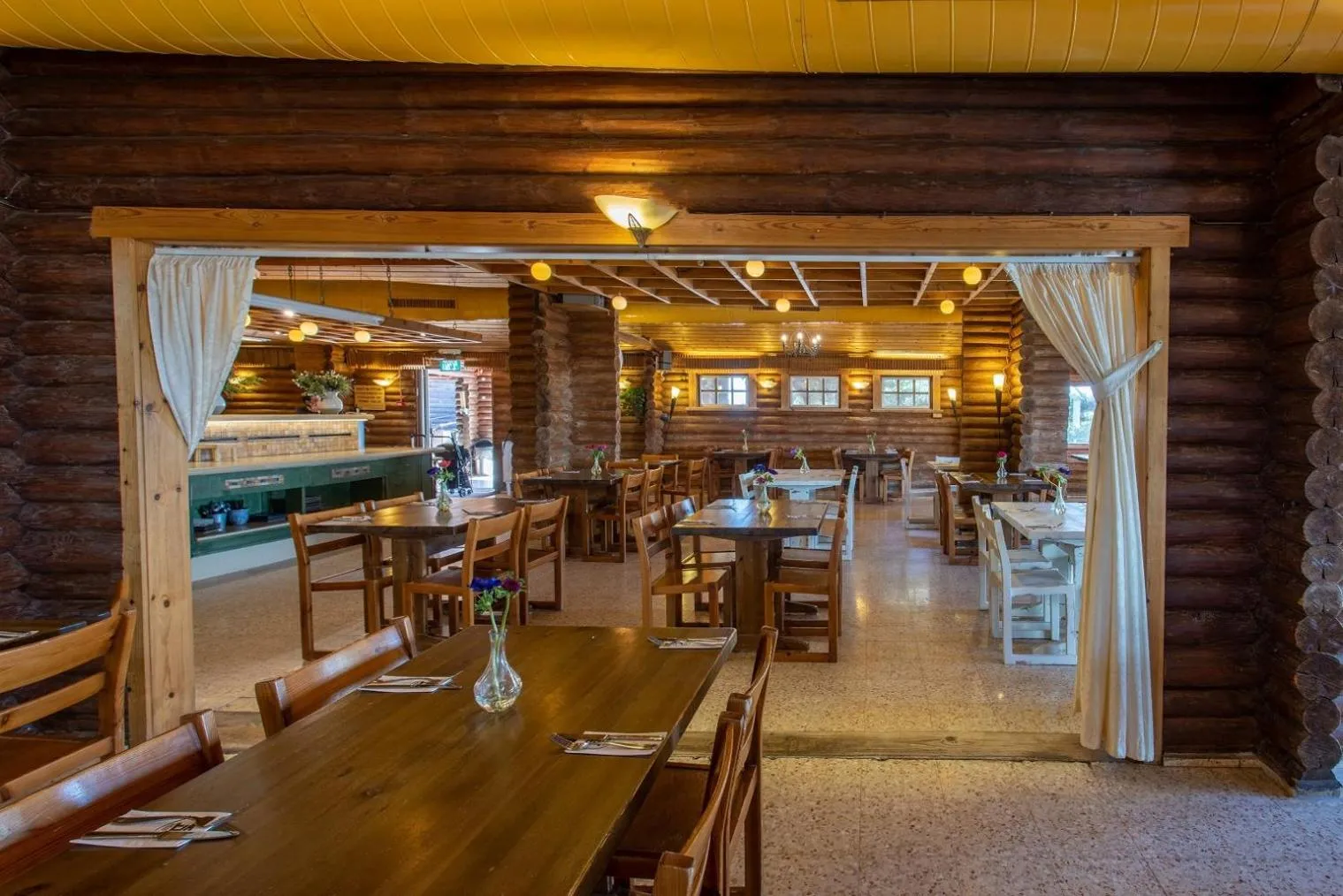 Restaurant/places to eat in Logos hotel in Yad Hashmona
