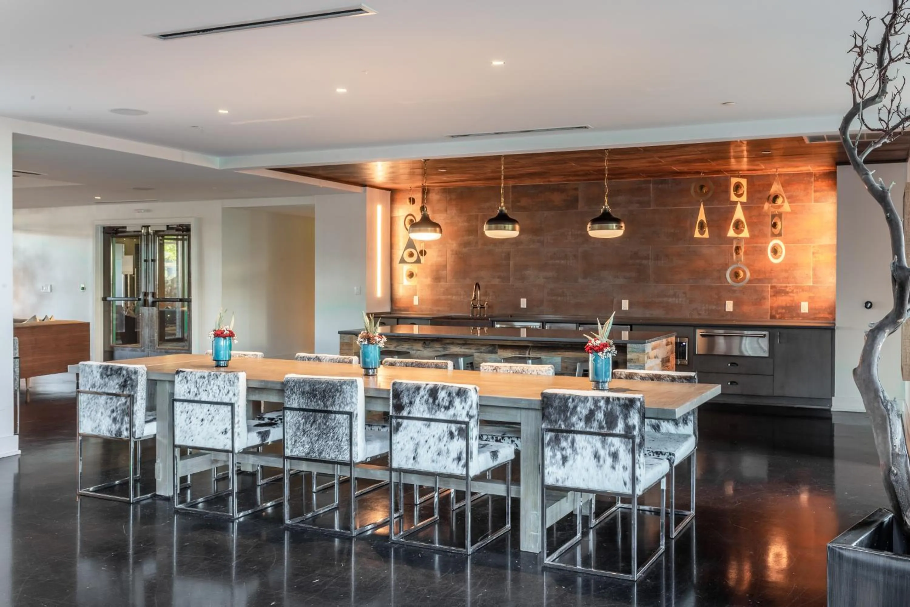 Communal lounge/ TV room in Mint House Nashville - Music Row