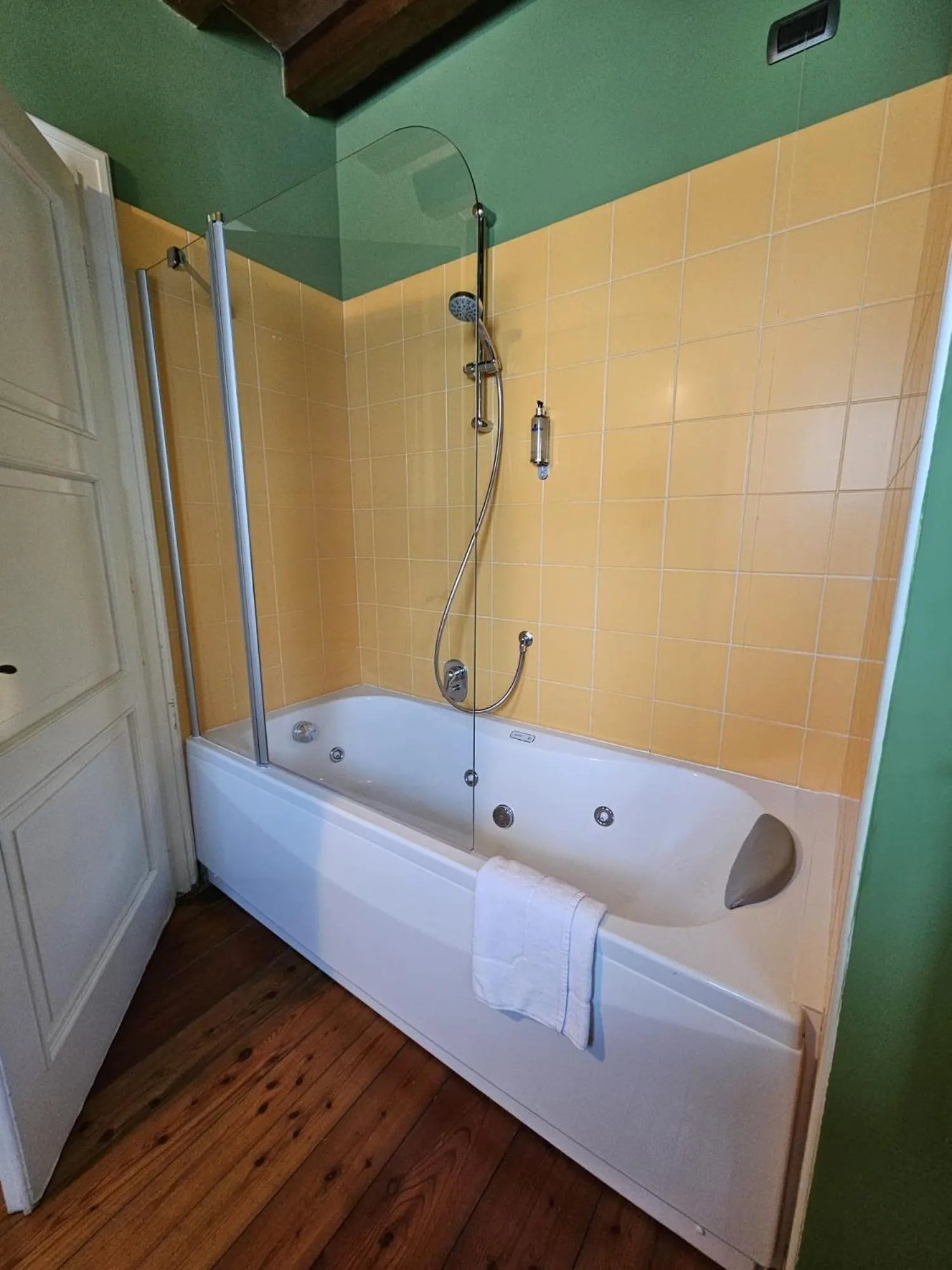 Hot Tub in Agriturismo Cà Del Lago