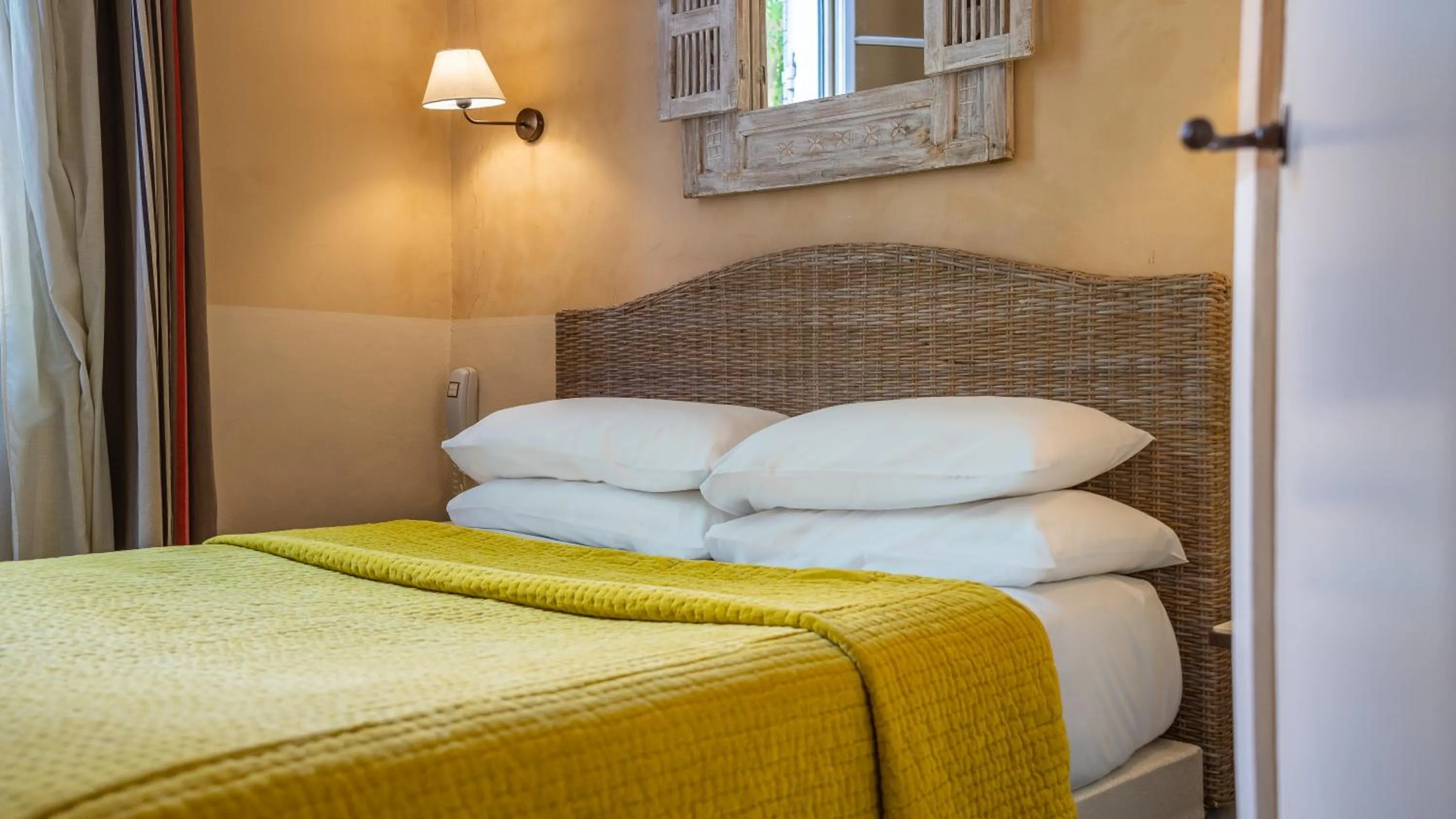 Bedroom, Bed in Hôtel Amphithéâtre