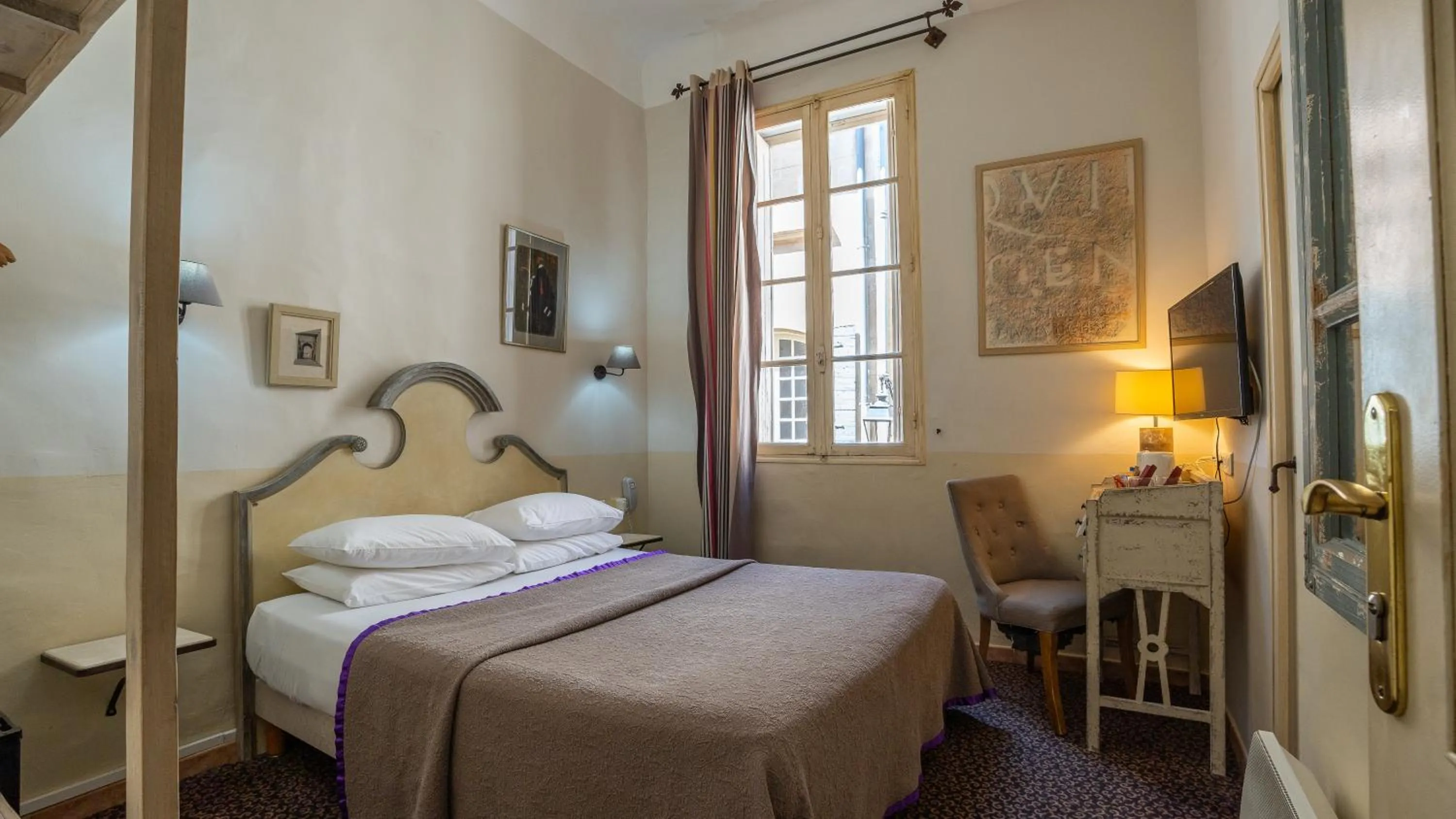 Photo of the whole room, Bed in Hôtel Amphithéâtre