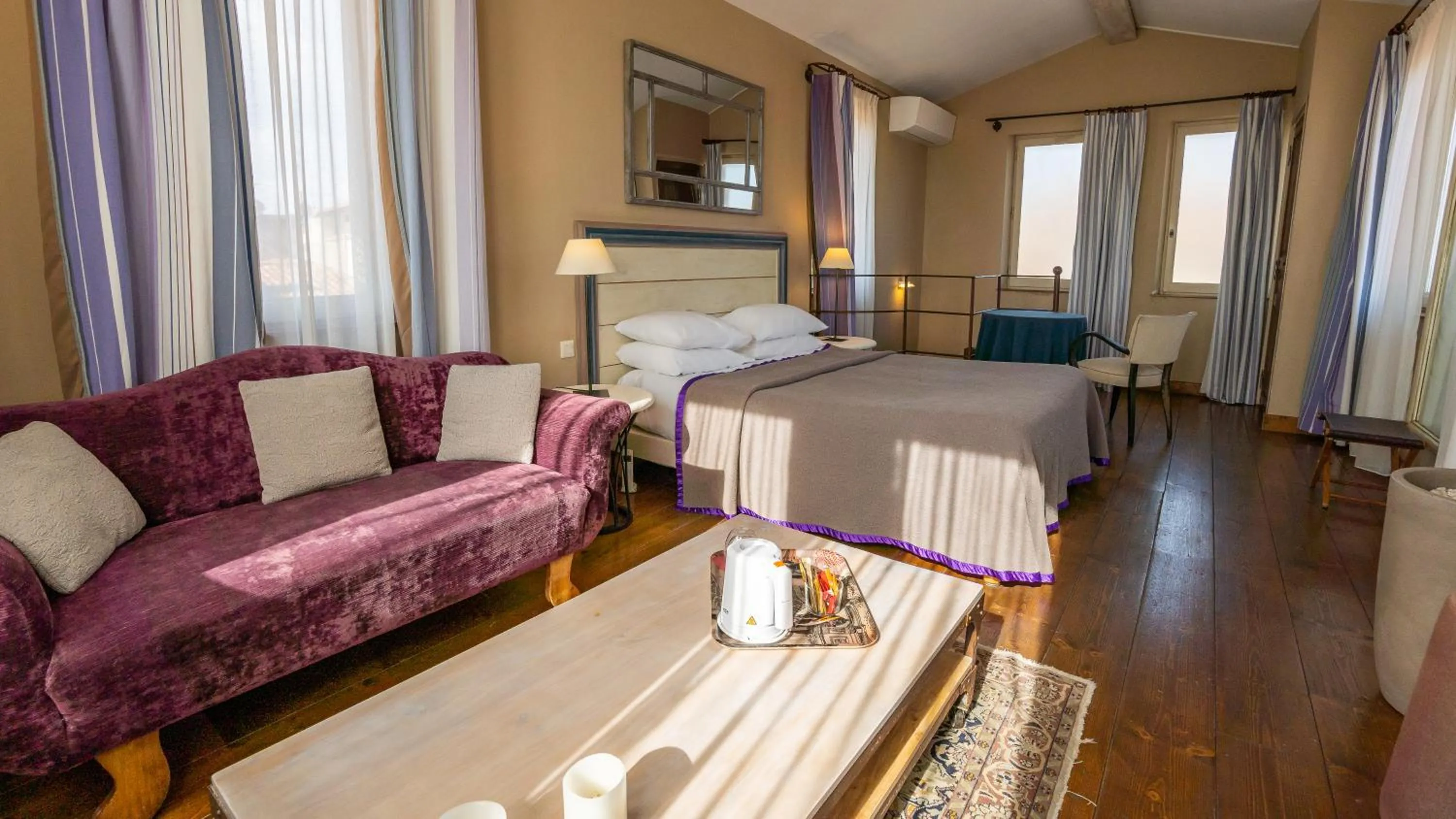 Photo of the whole room, Bed in Hôtel Amphithéâtre