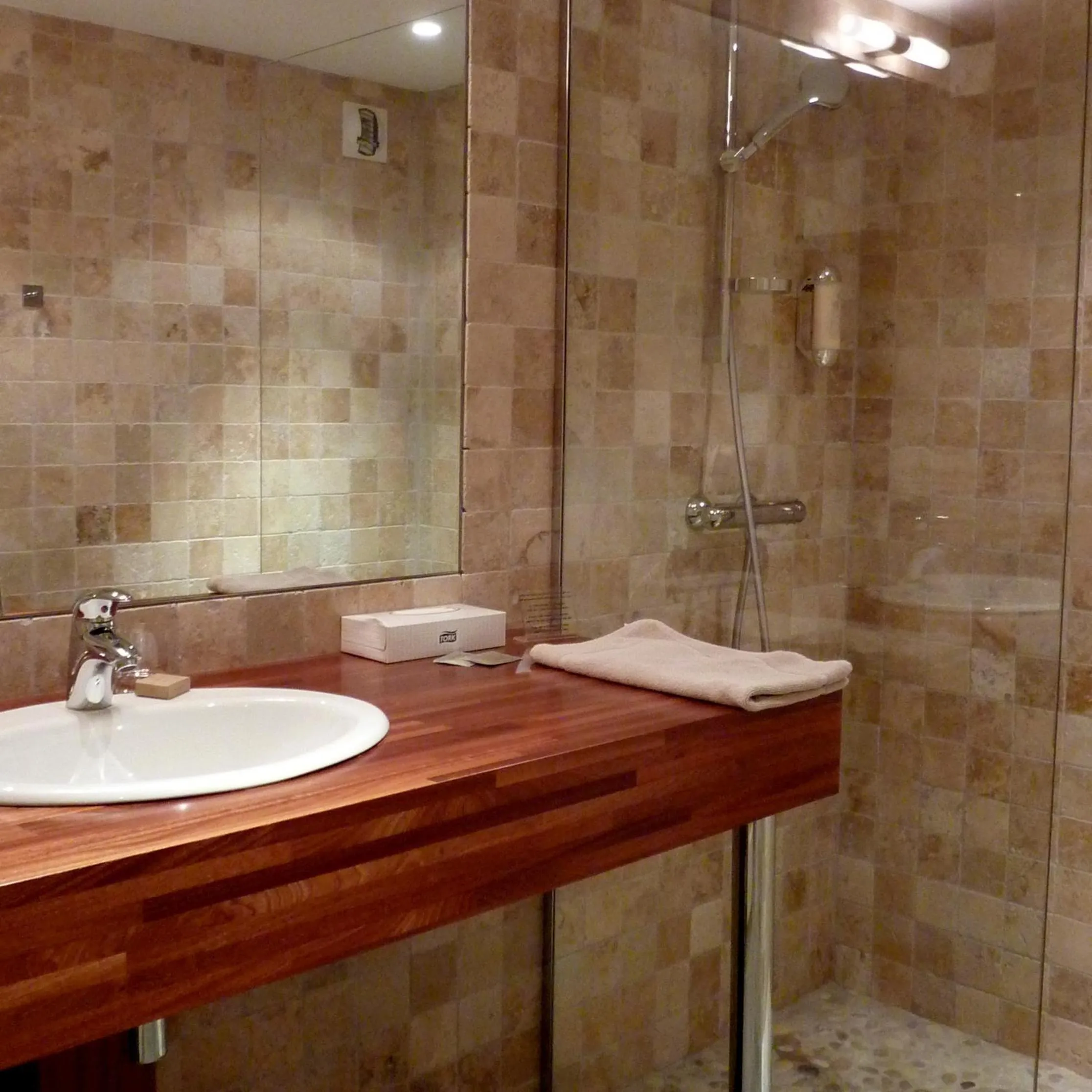 Bathroom in Hôtel Amphithéâtre