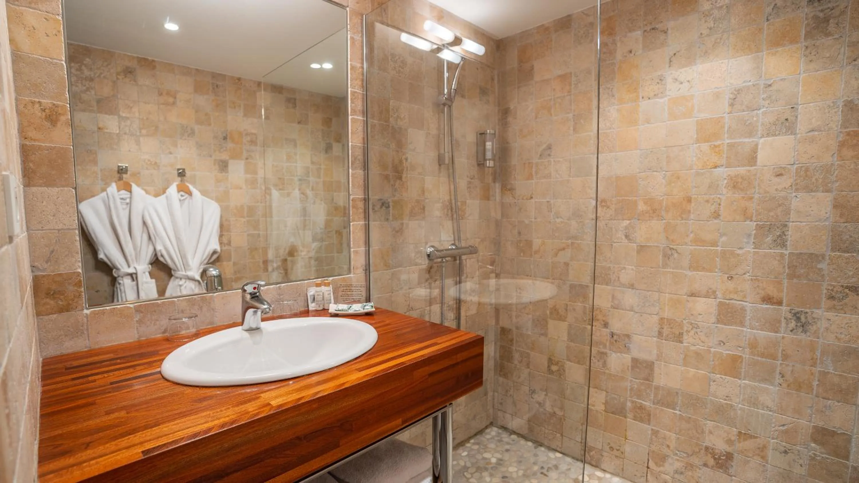 Bathroom in Hôtel Amphithéâtre