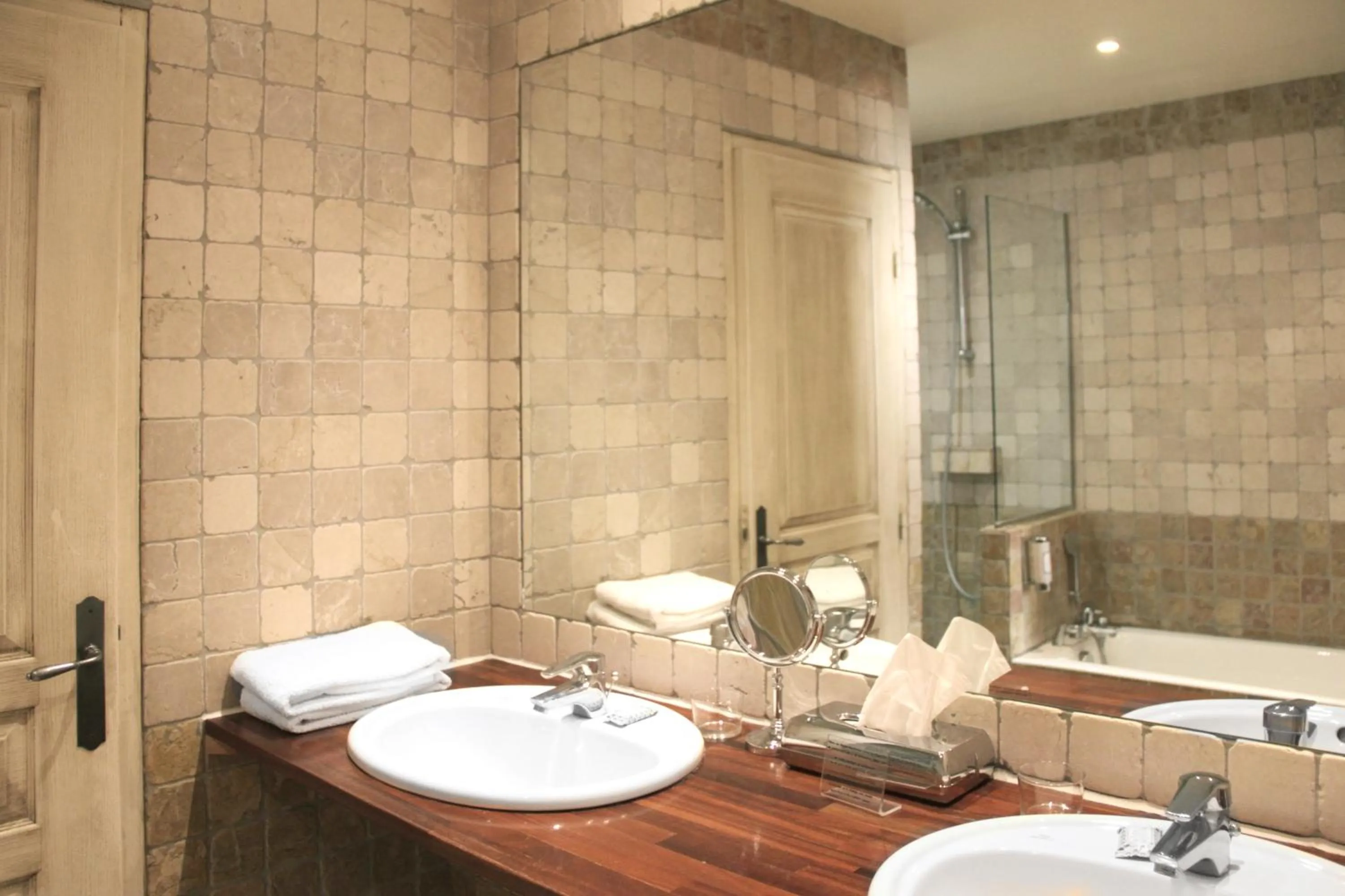 Bathroom in Hôtel Amphithéâtre