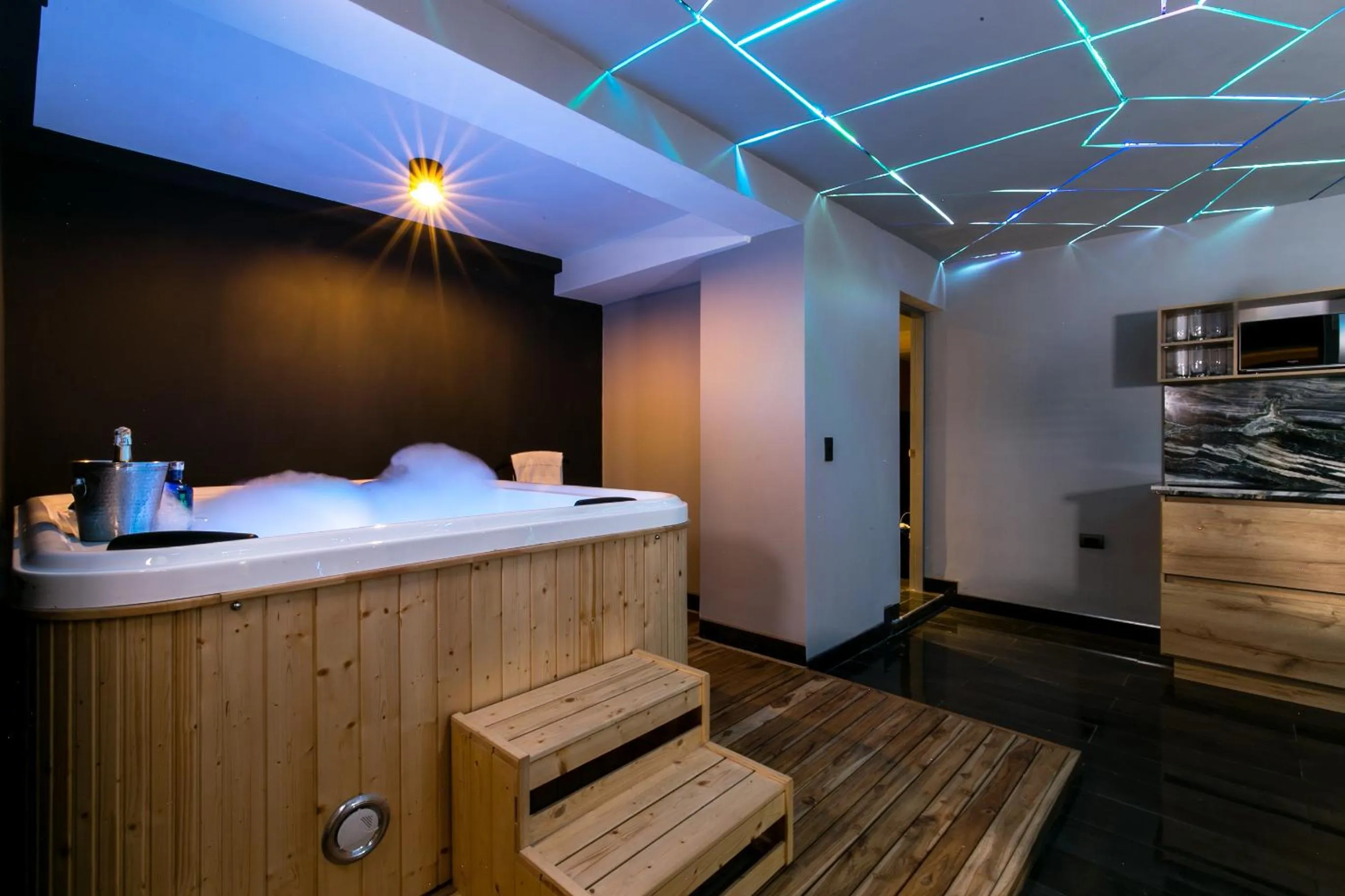 Hot Tub in Provenza Lofts