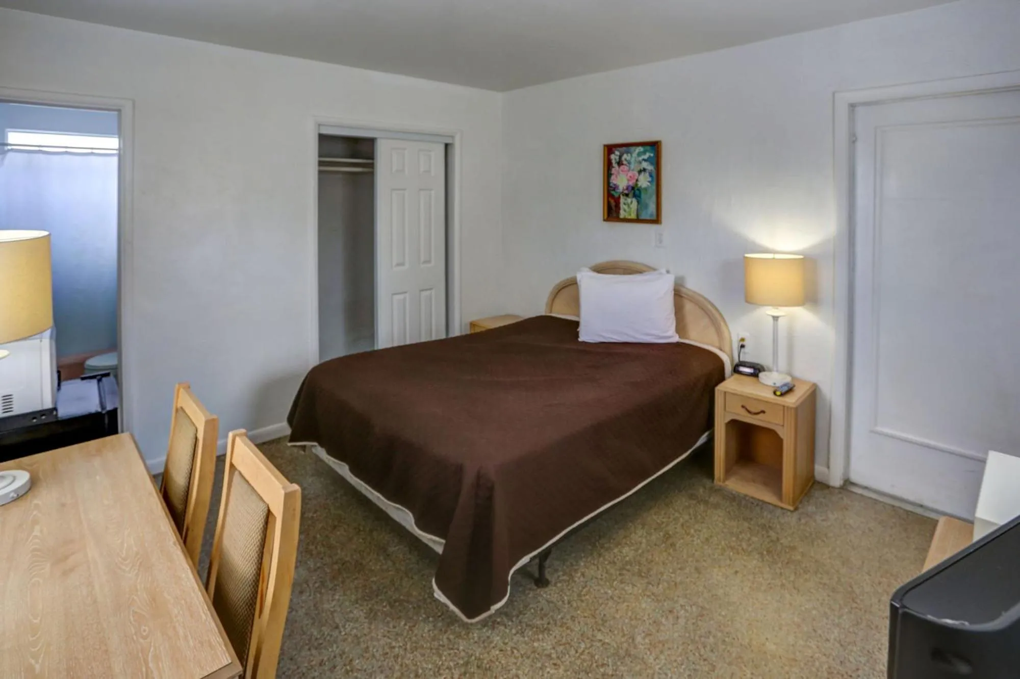 Bed in Richard's Pet Friendly Motel