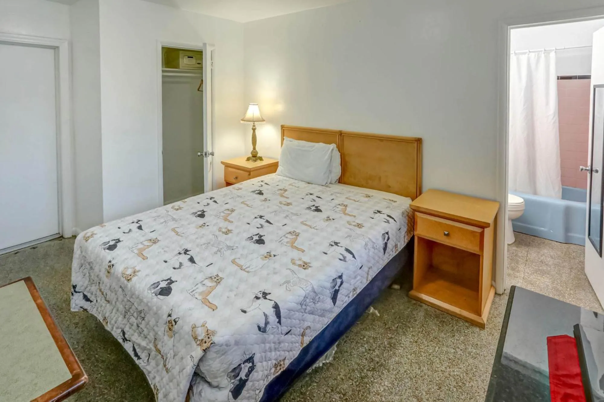 Bed in Richard's Pet Friendly Motel