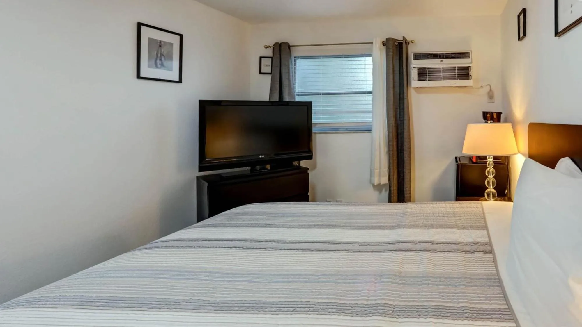 Bed in Richard's Motel Courtyard