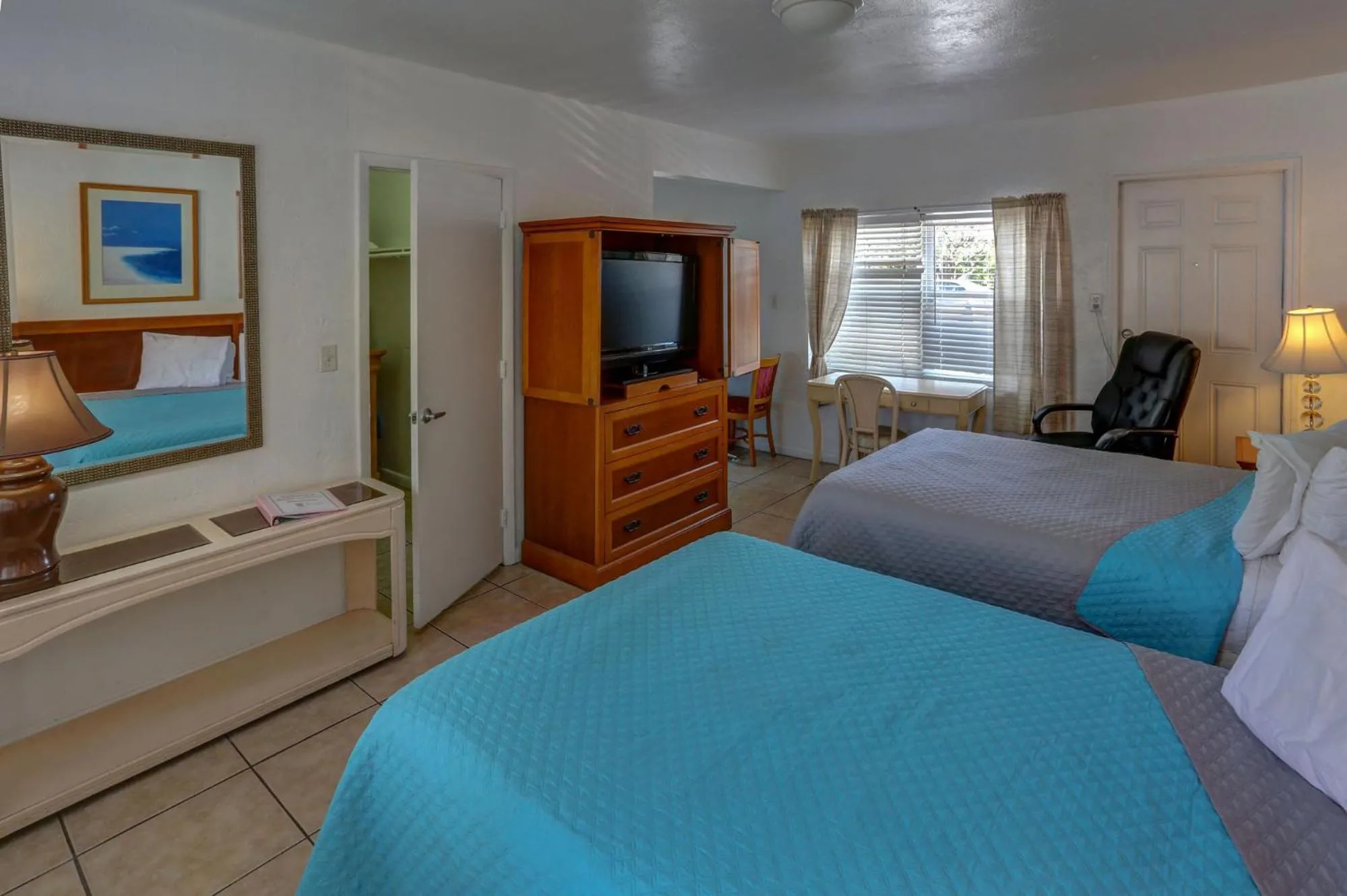 Bed in Richard's Motel Courtyard