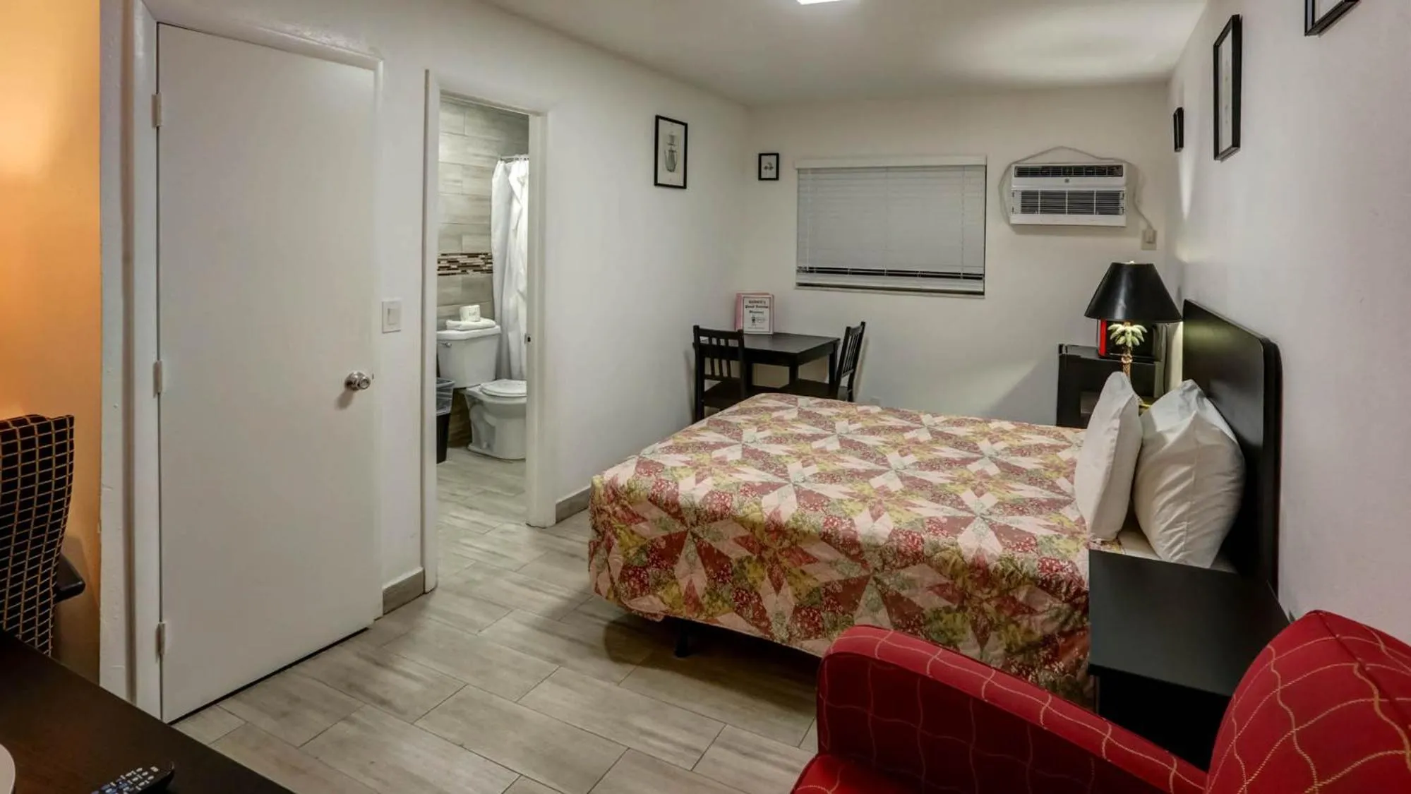 Bed in Richard's Motel Courtyard