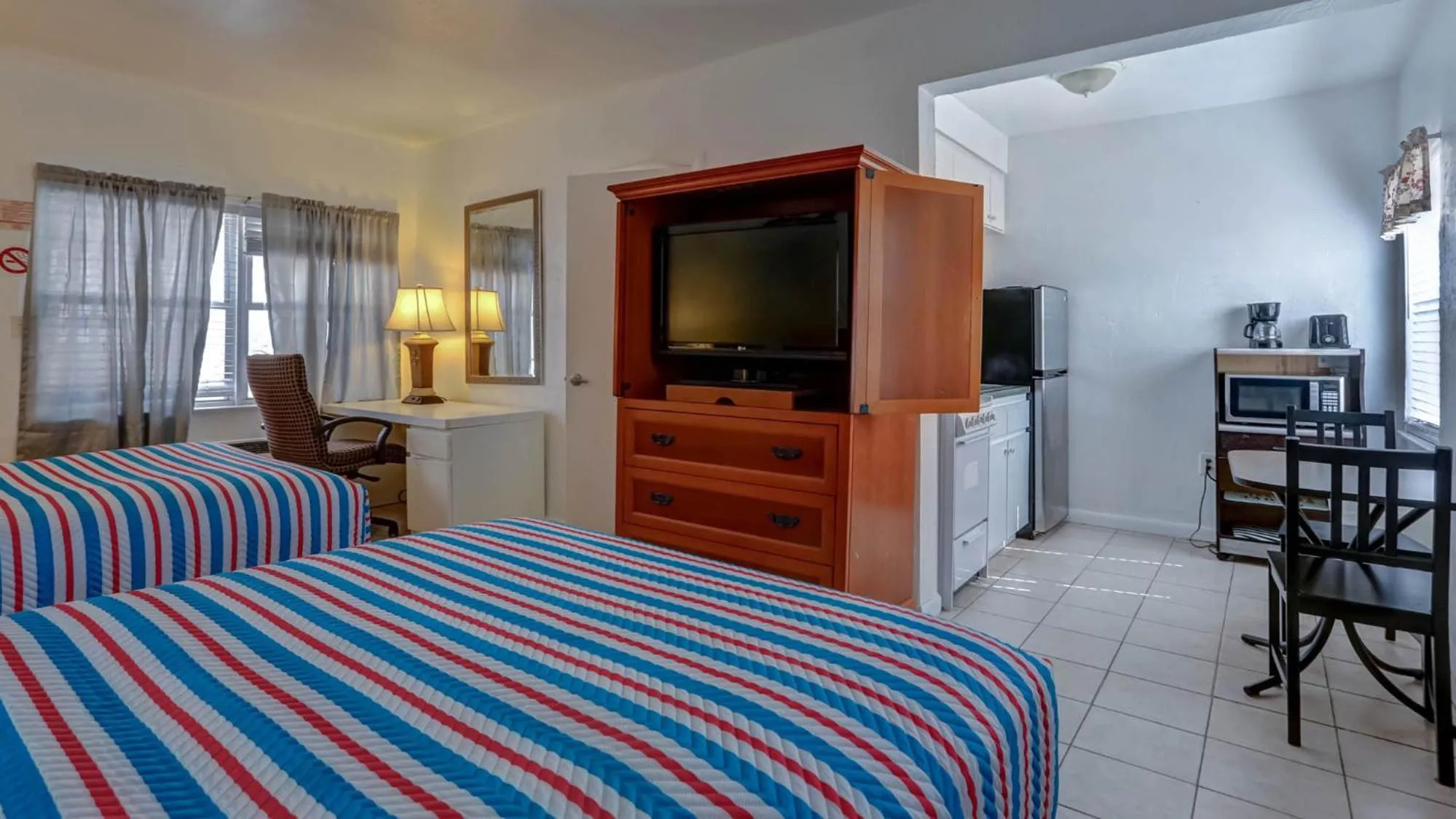 Bed in Richard's Motel Courtyard