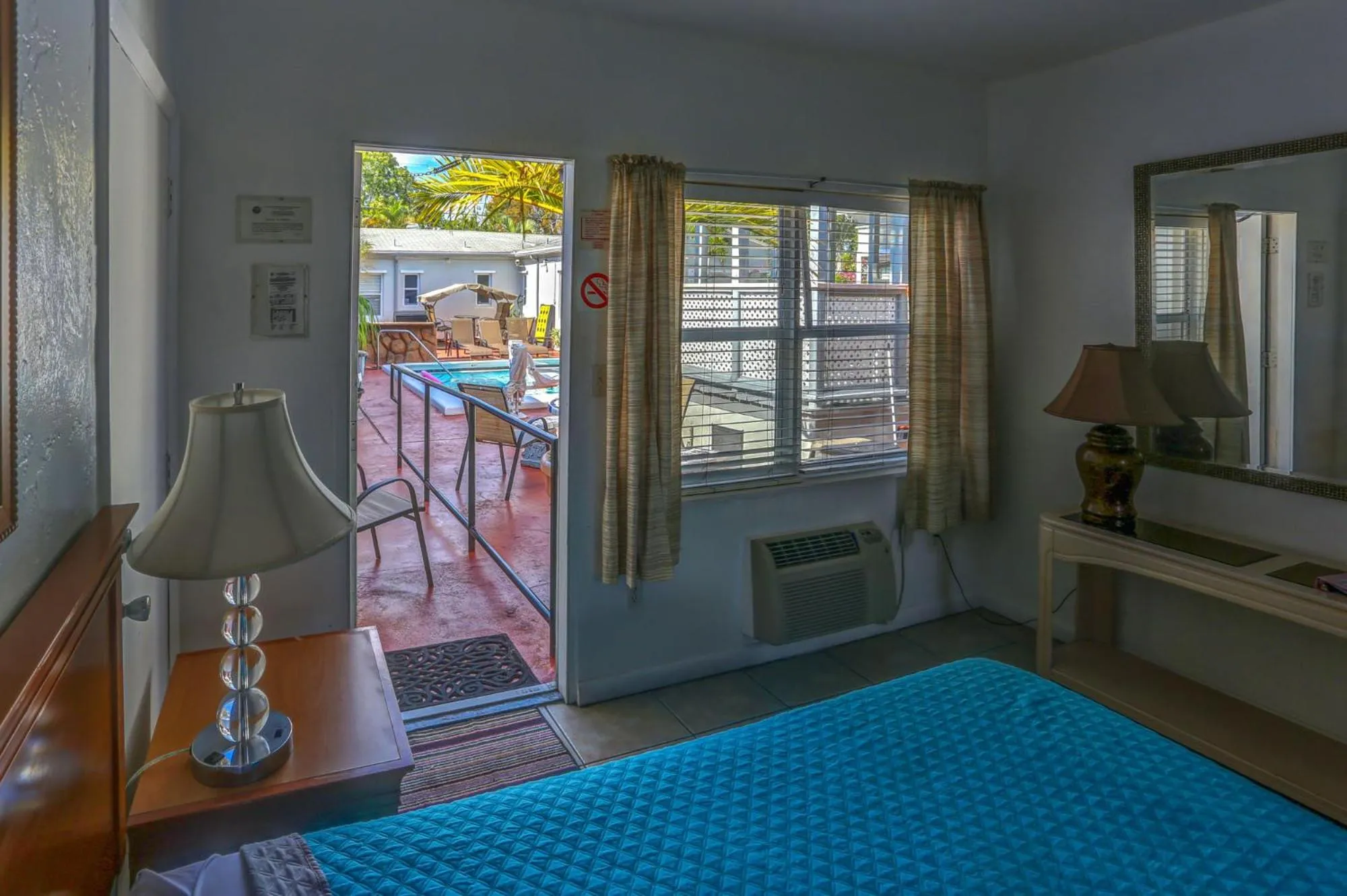 Bed in Richard's Motel Courtyard