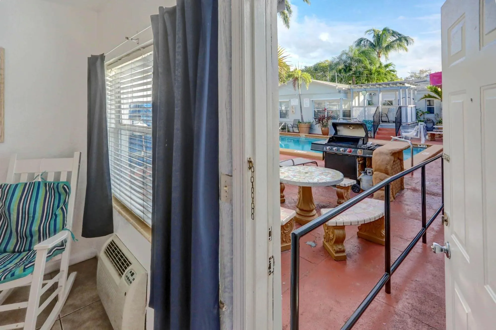Patio in Richard's Motel Courtyard