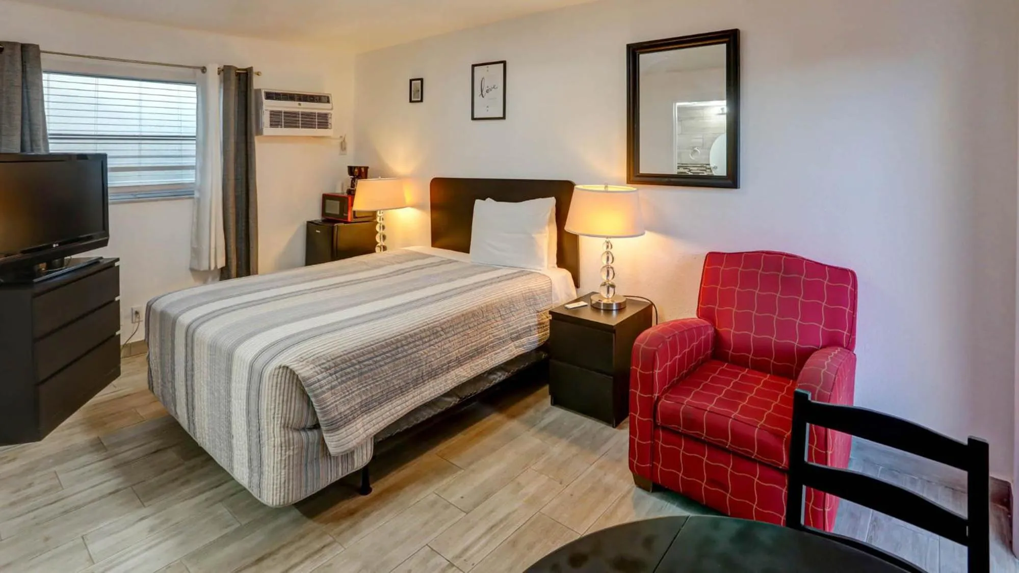 Bed in Richard's Motel Courtyard