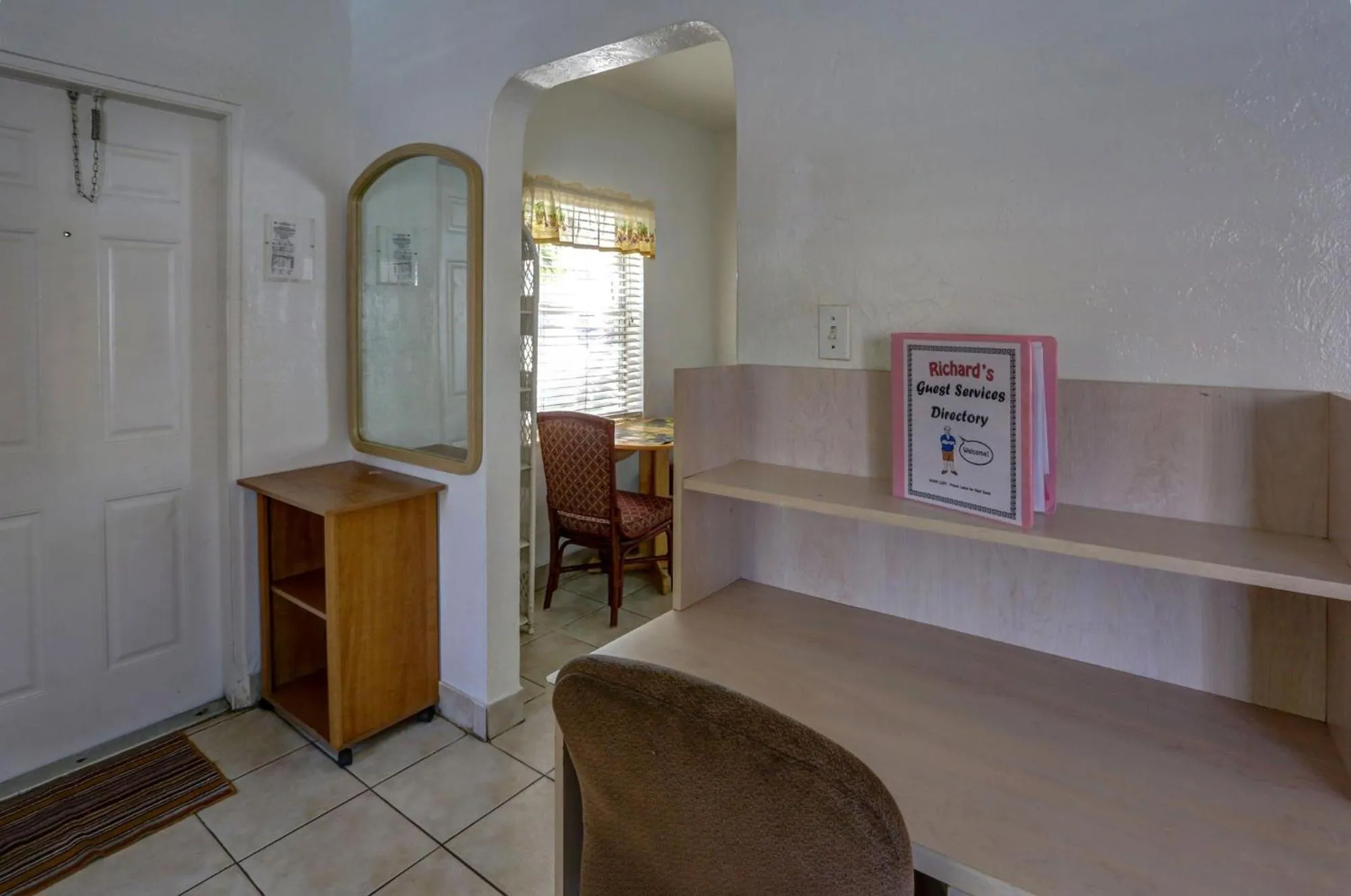 Richard's Motel Courtyard