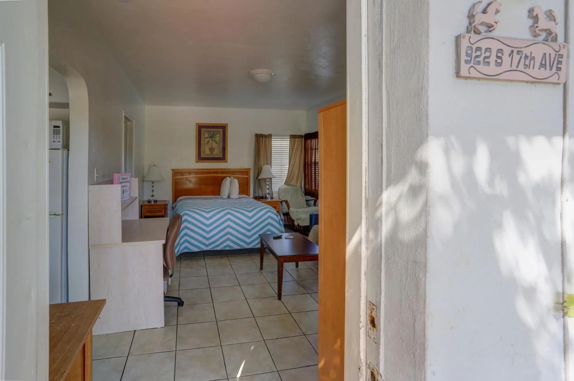 Bed in Richard's Motel Courtyard