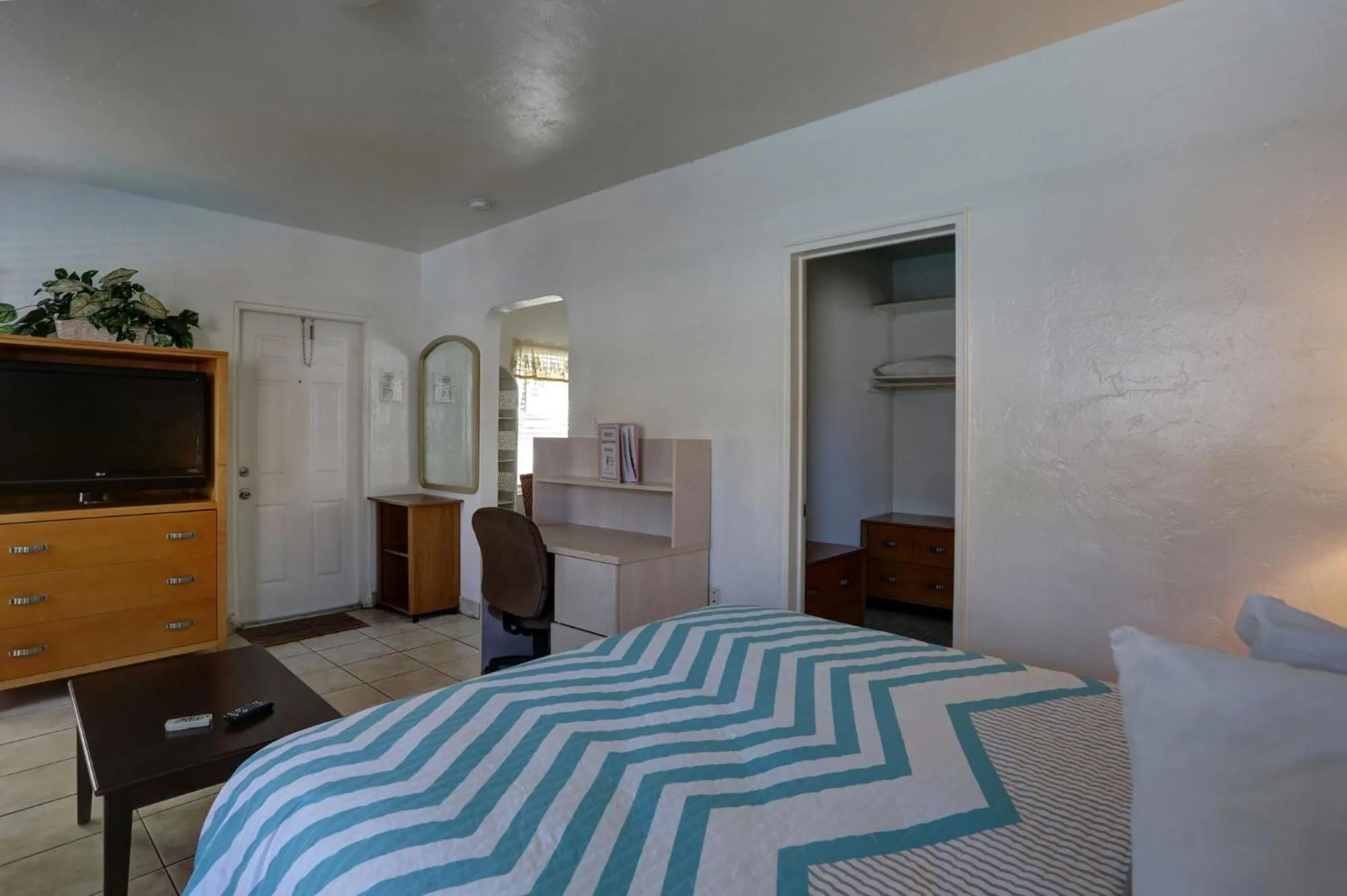 Bed in Richard's Motel Courtyard