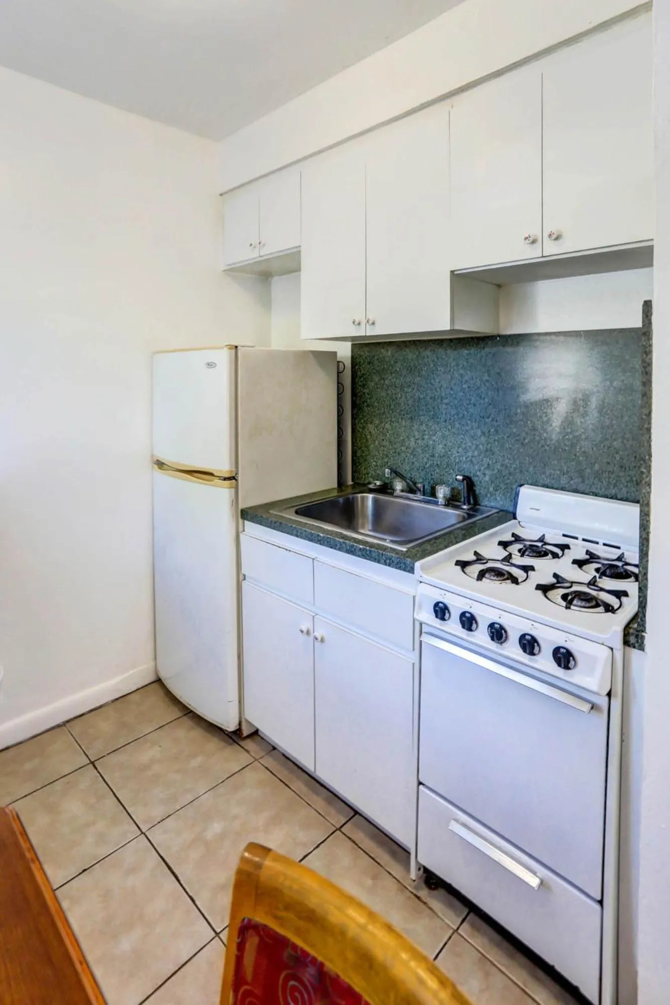 Kitchen or kitchenette in Richard's Motel Courtyard