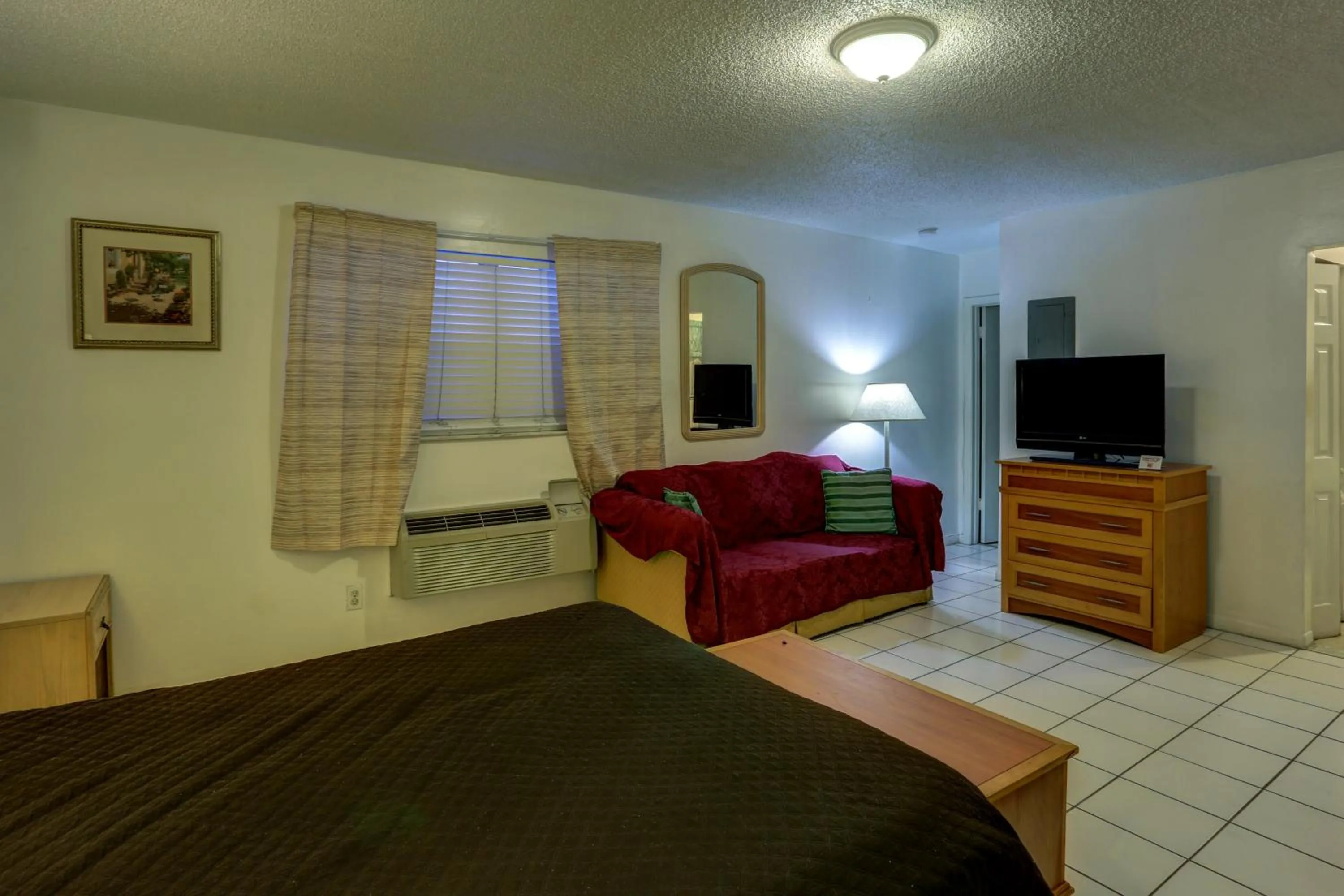 Photo of the whole room in Richard's Motel Studios