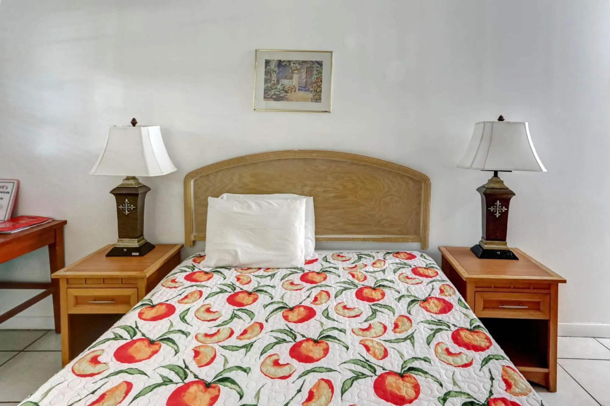 Bed in Richard's Motel Studios