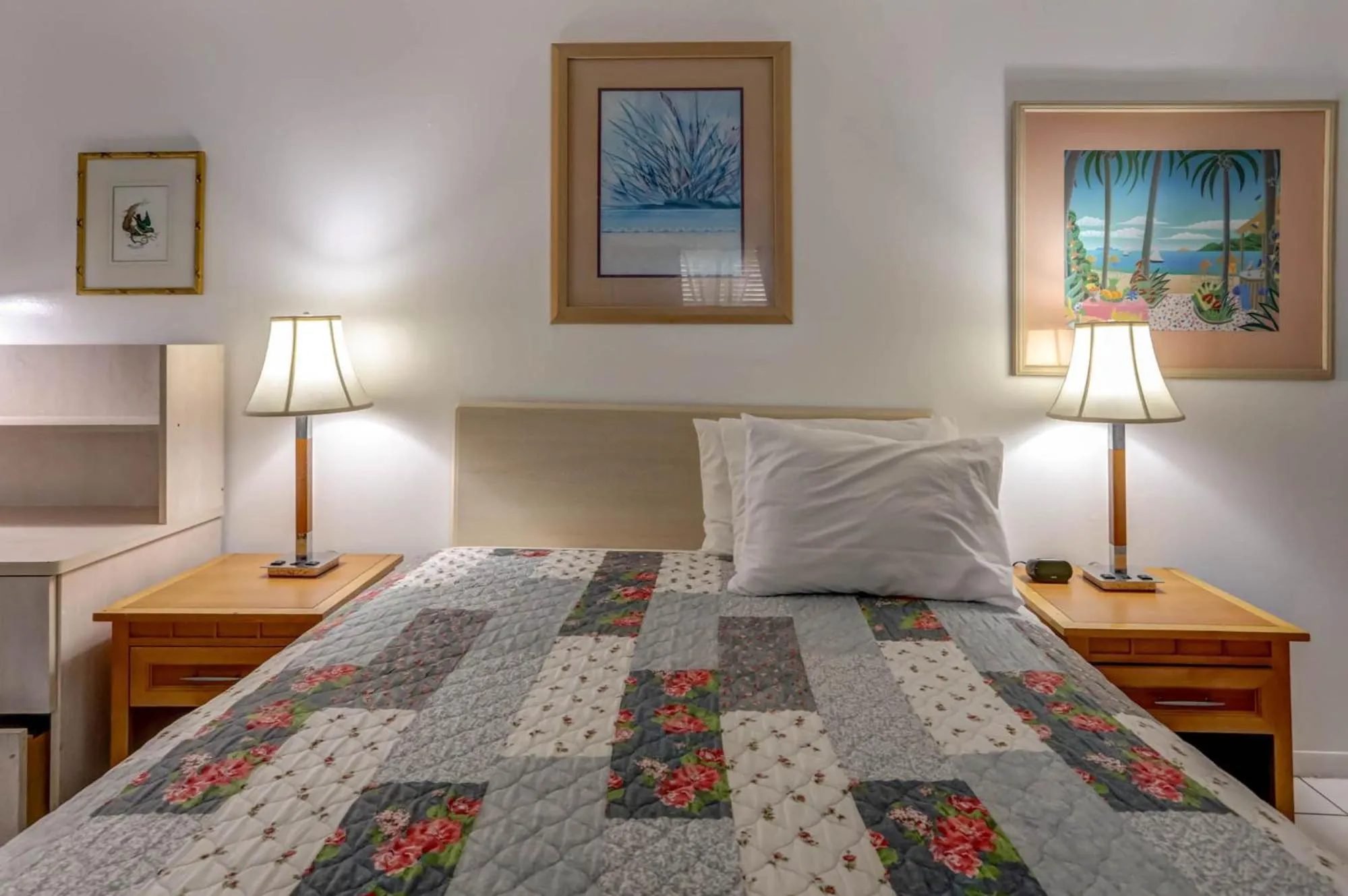 Bed in Richard's Motel Studios