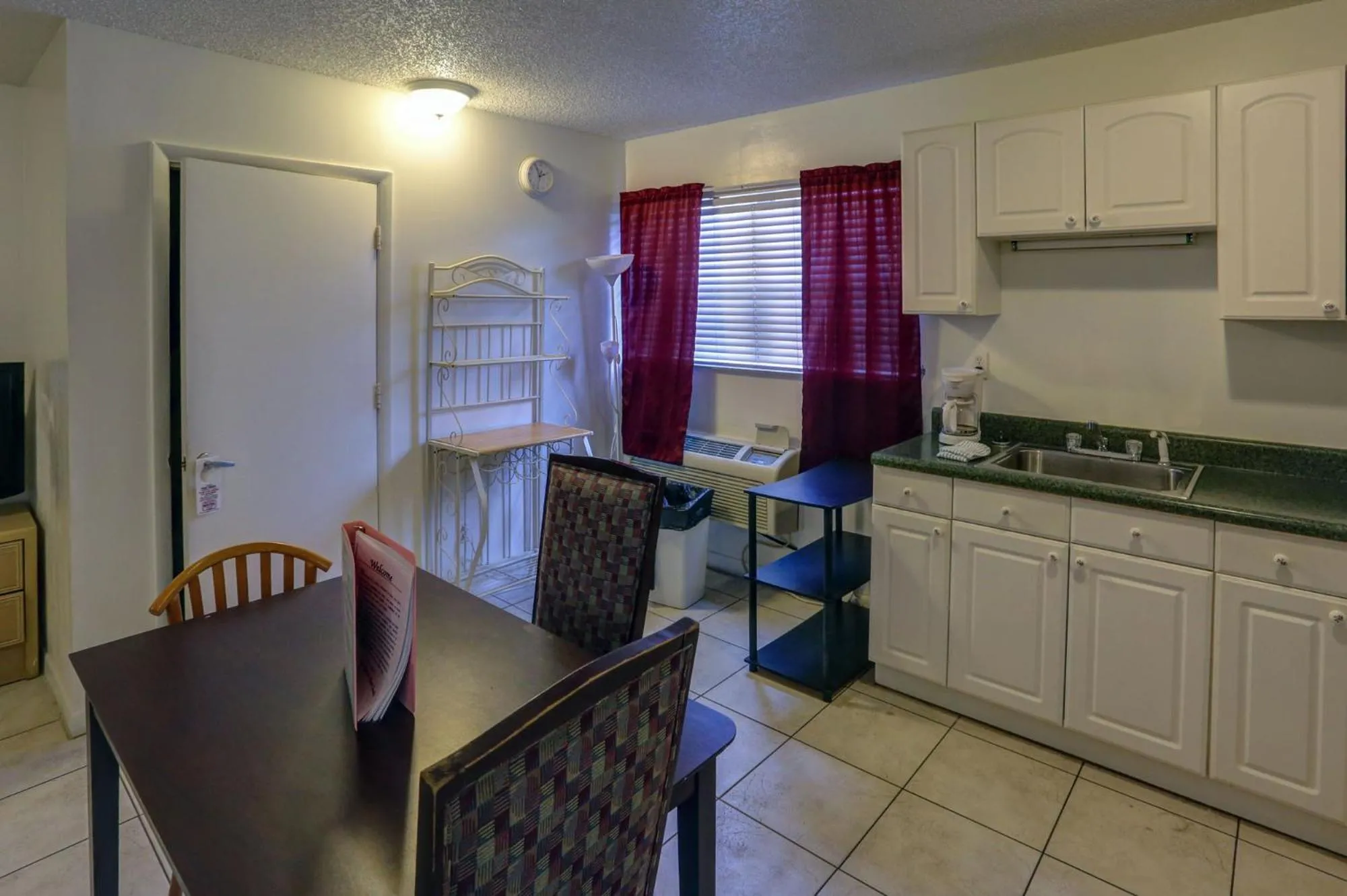 Richard's Motel Studios