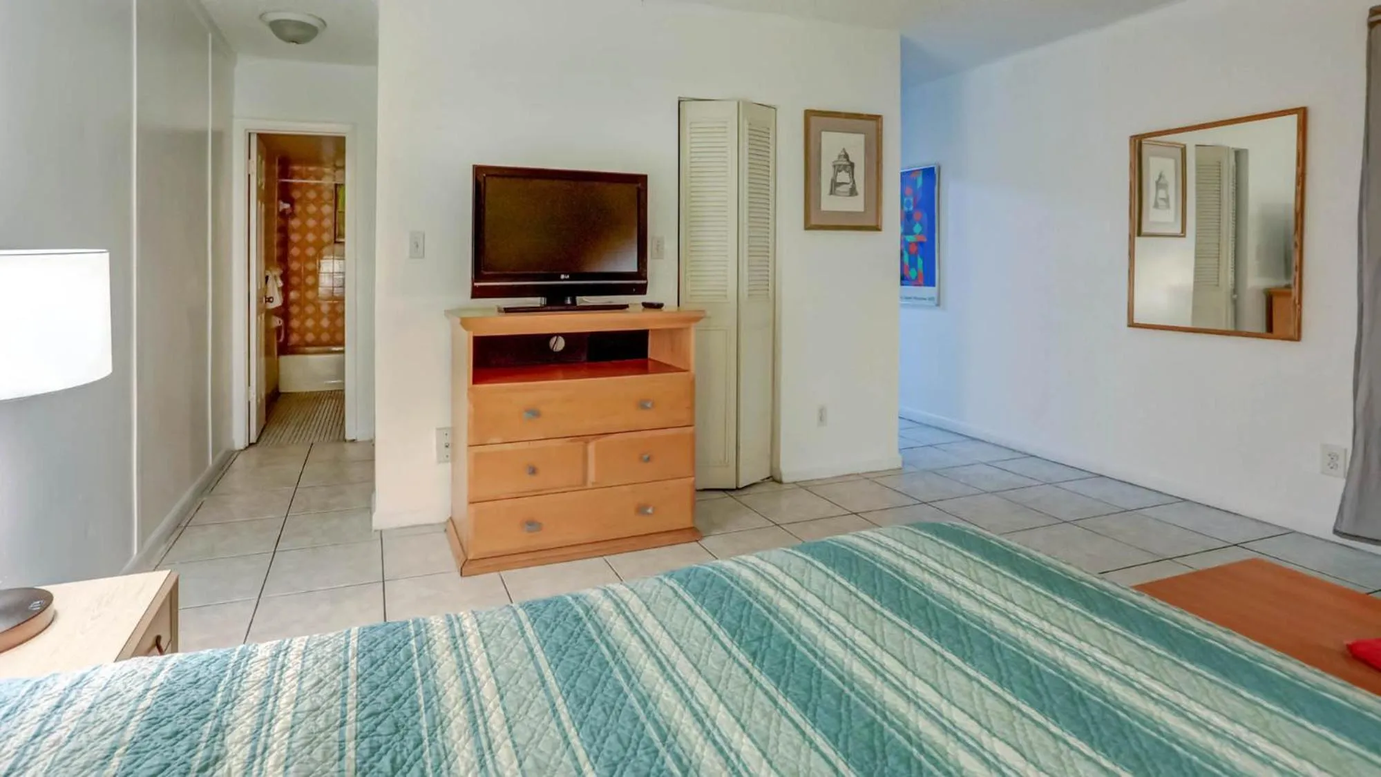 Bed in Richard's Motel Studios