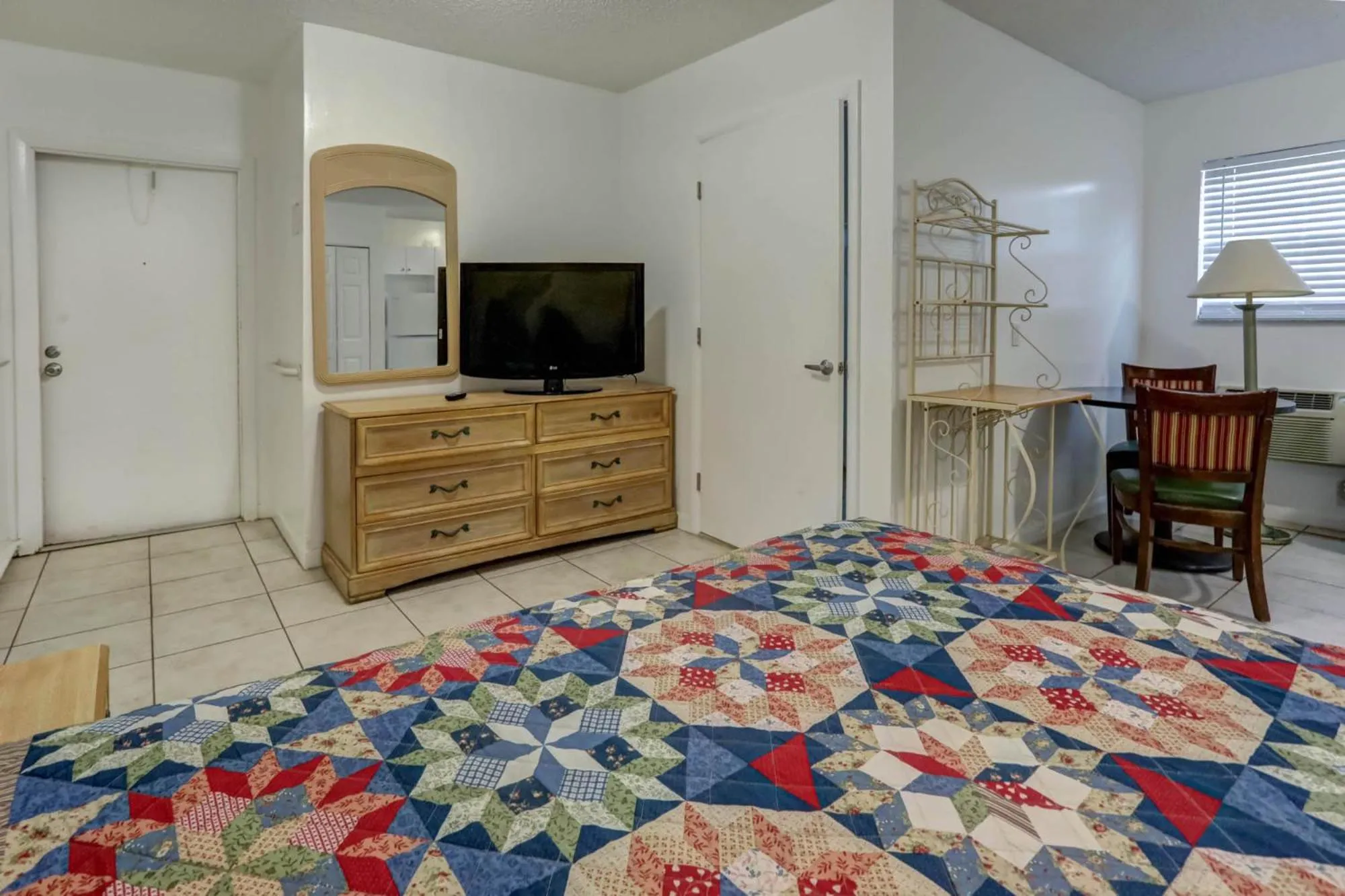 Bed in Richard's Motel Studios