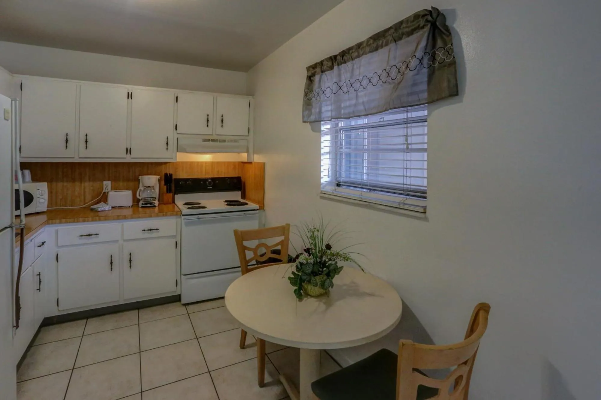 Dining area in Richard's Motel Studios