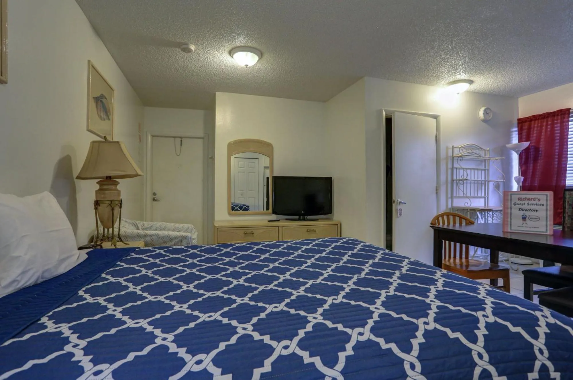 Bed in Richard's Motel Studios