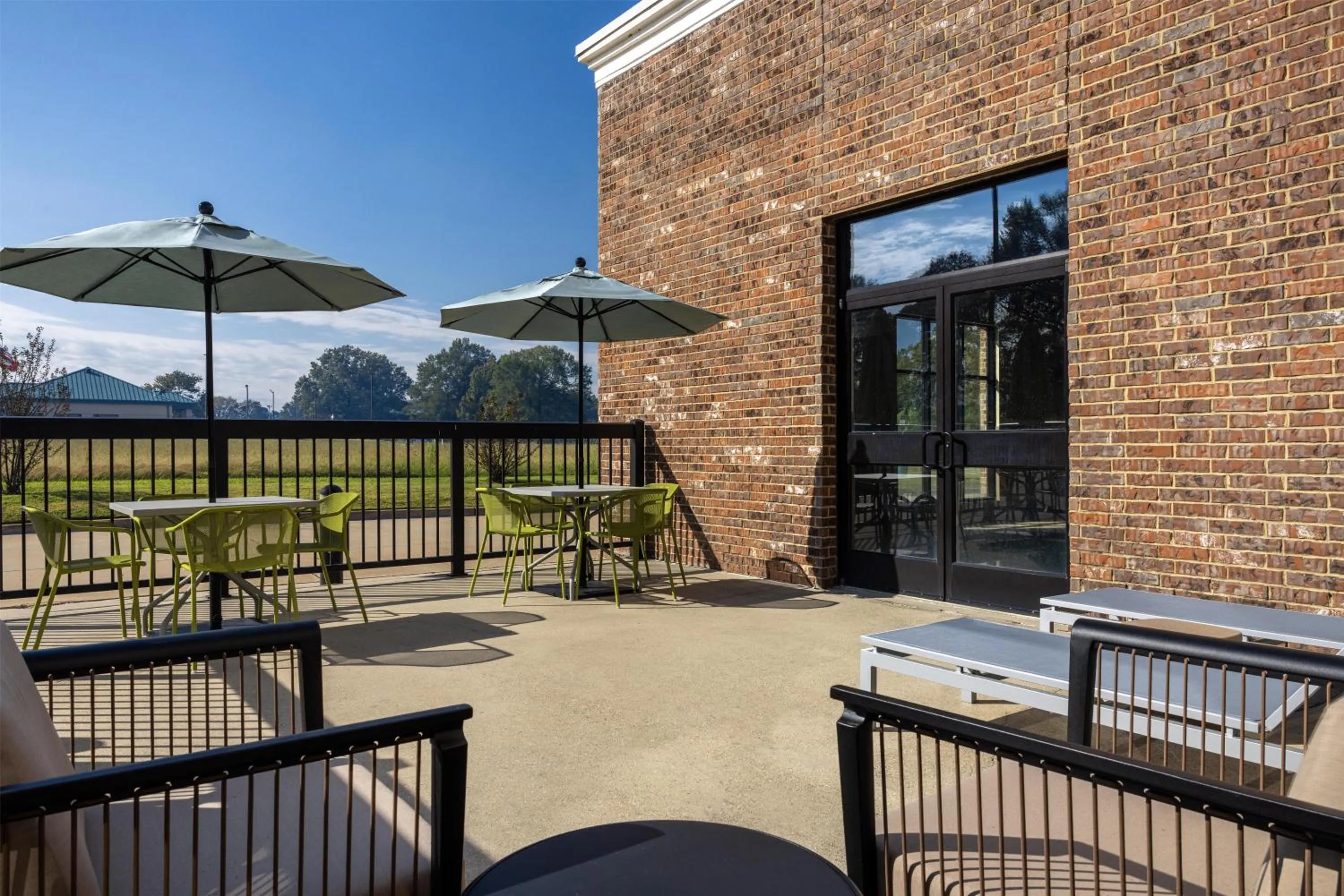 Patio in Hampton Inn and Suites Hope