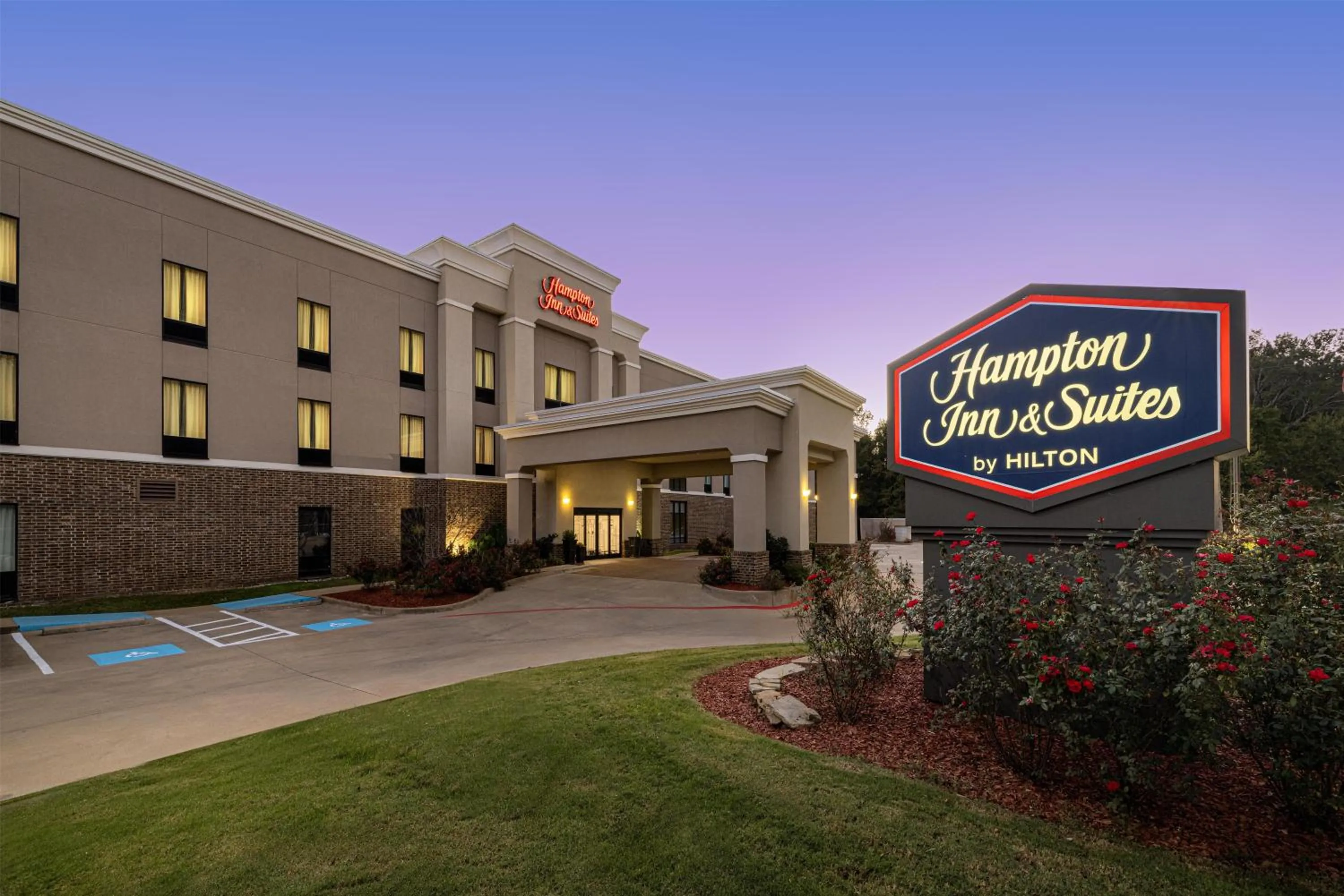 Property building in Hampton Inn and Suites Hope
