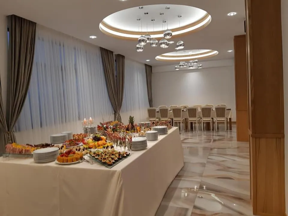 Restaurant/places to eat in Hotel River