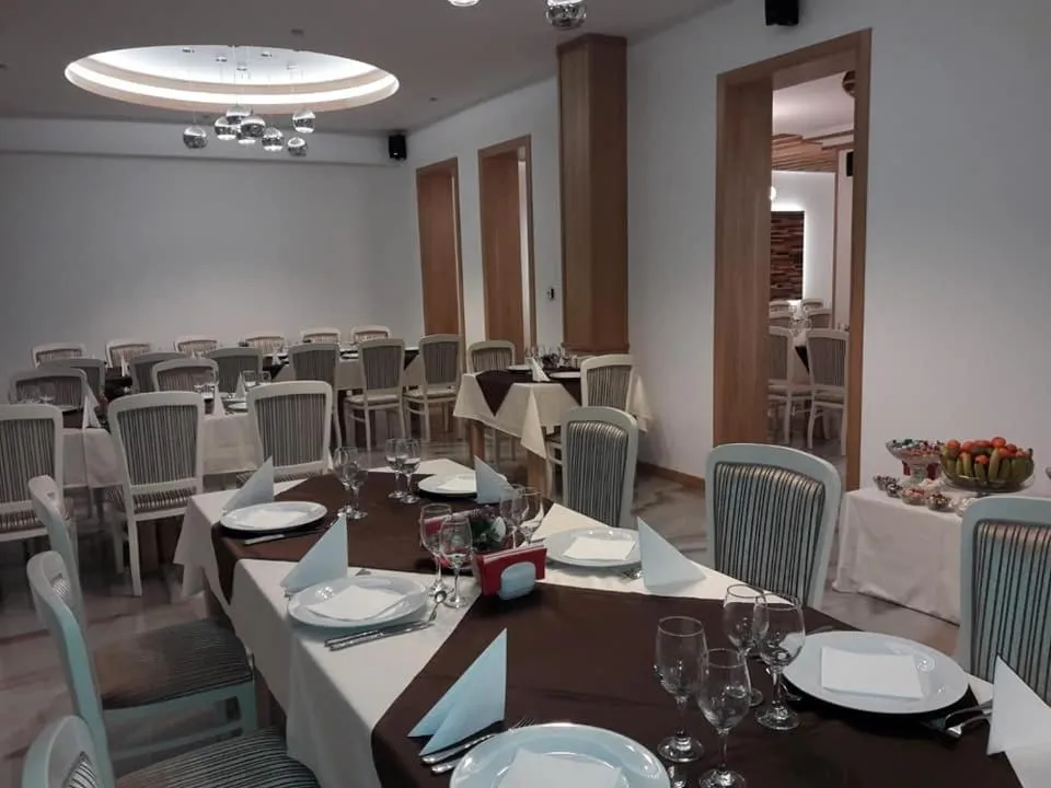 Restaurant/places to eat in Hotel River