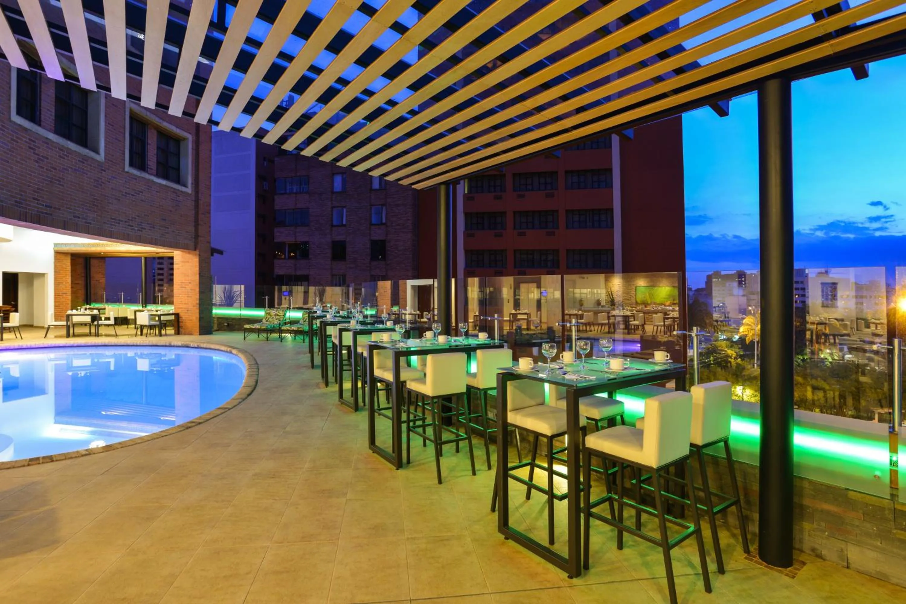 Swimming pool in Hotel Dann Carlton Cali