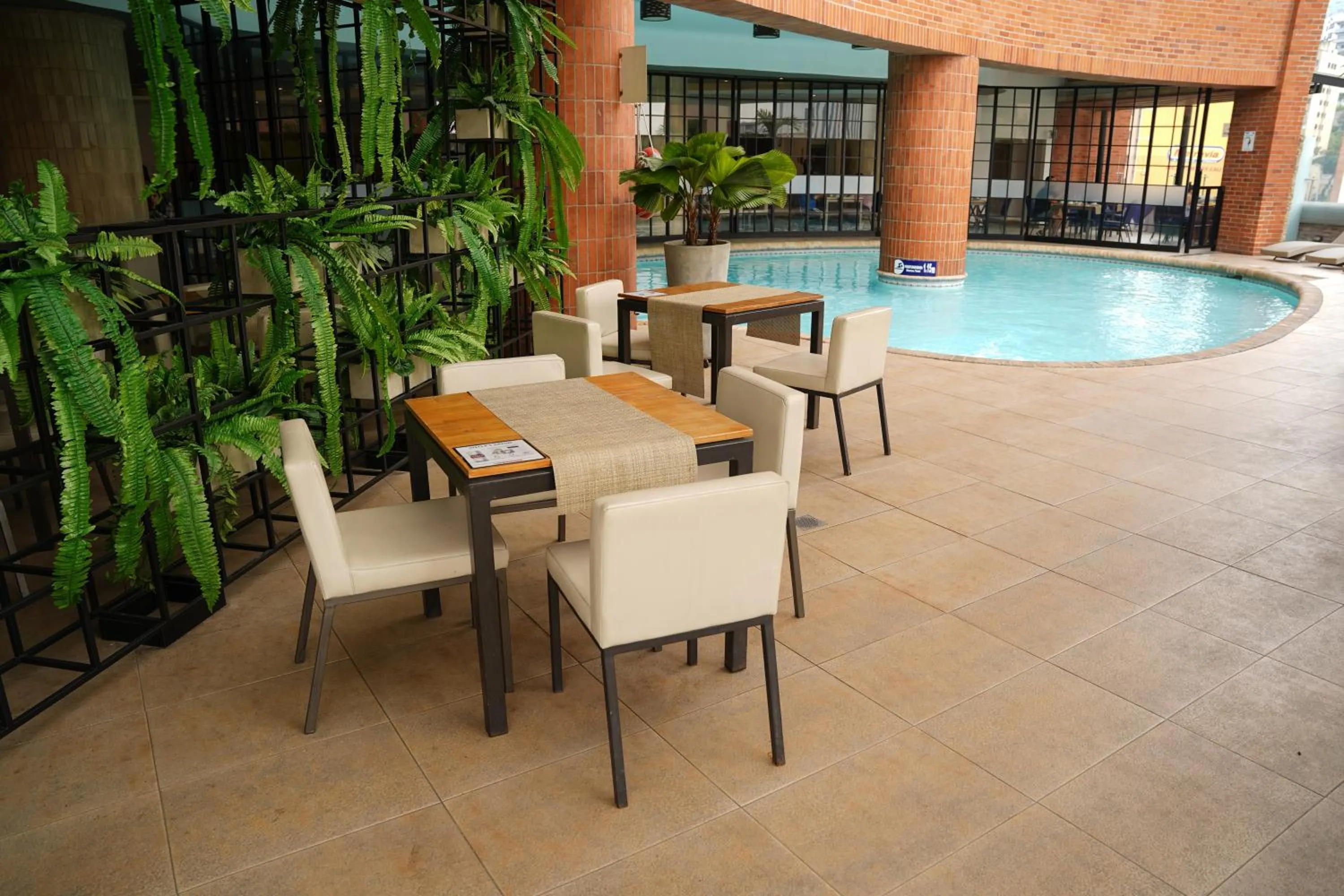 Swimming pool in Hotel Dann Carlton Cali