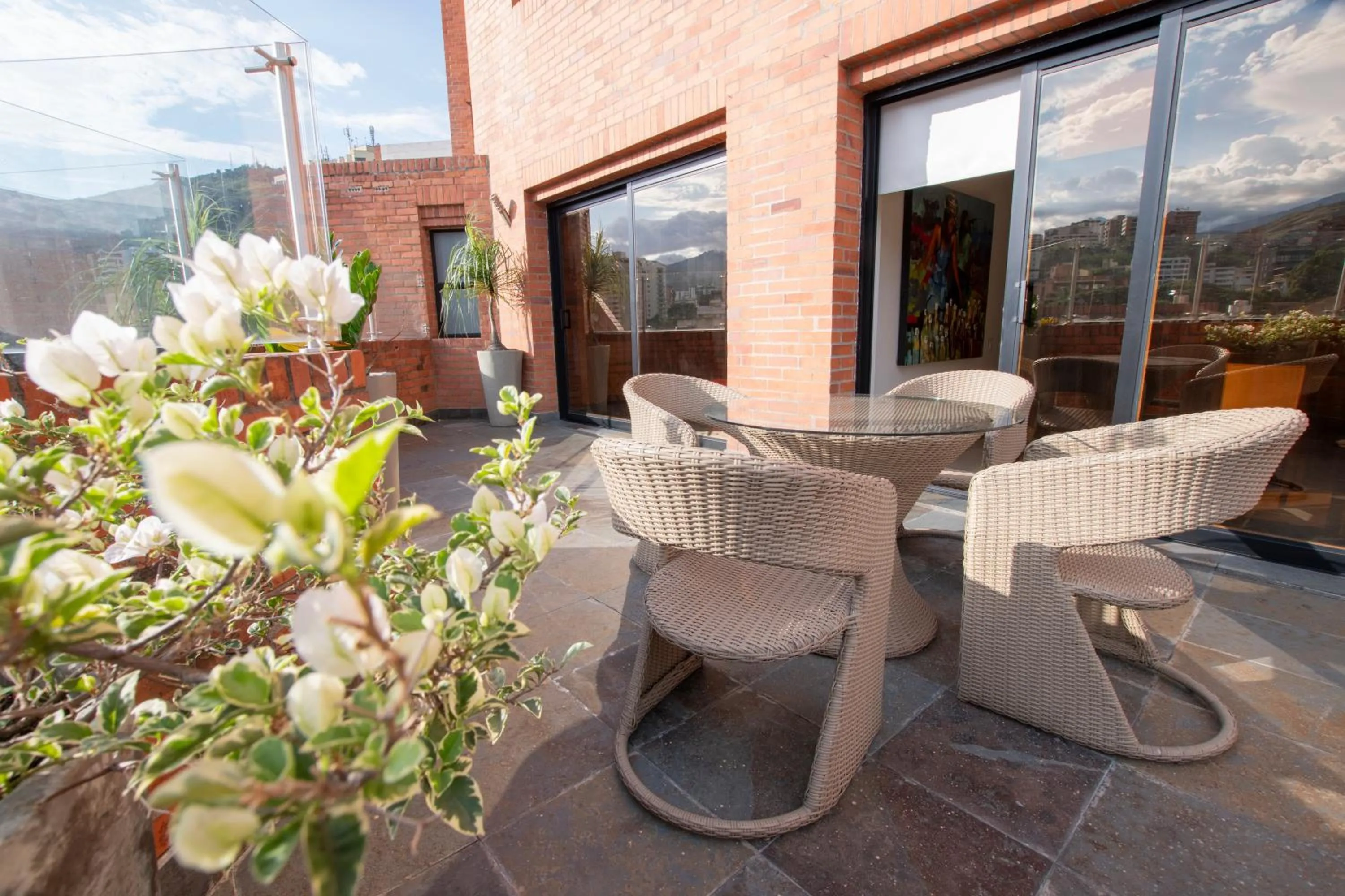 Patio in Hotel Dann Carlton Cali