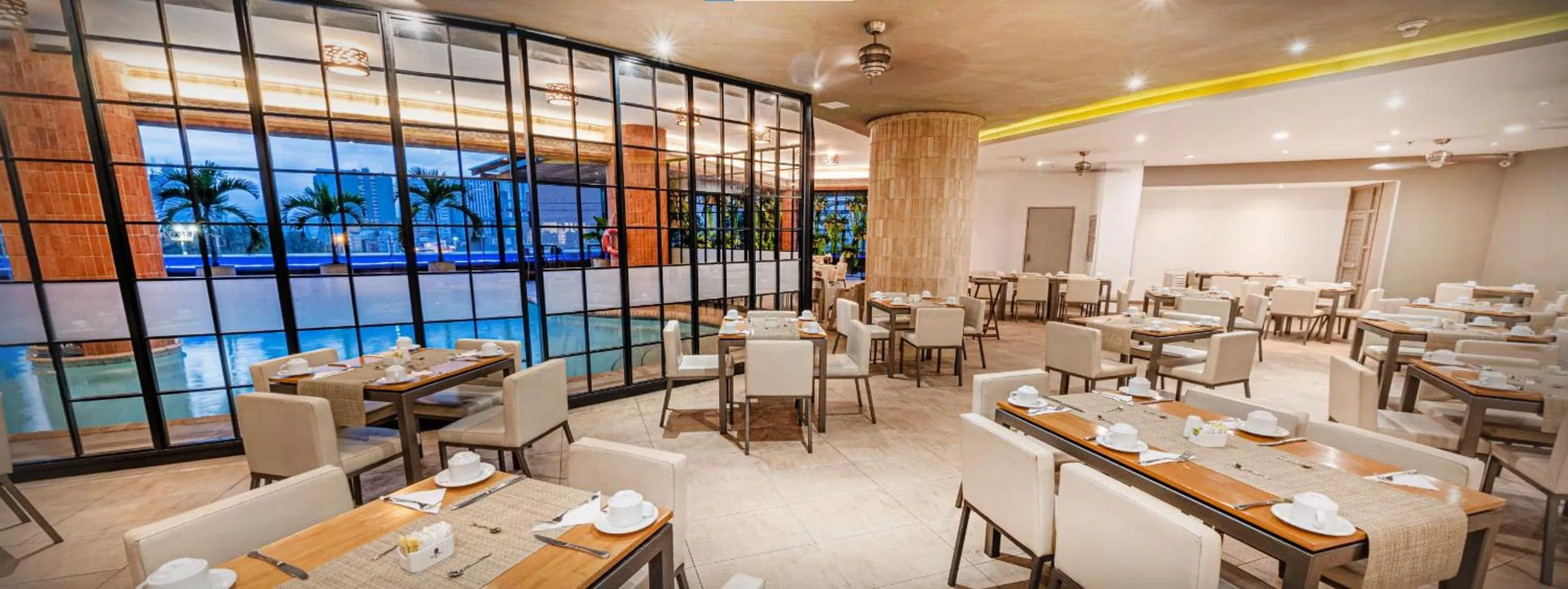 Restaurant/places to eat in Hotel Dann Cali