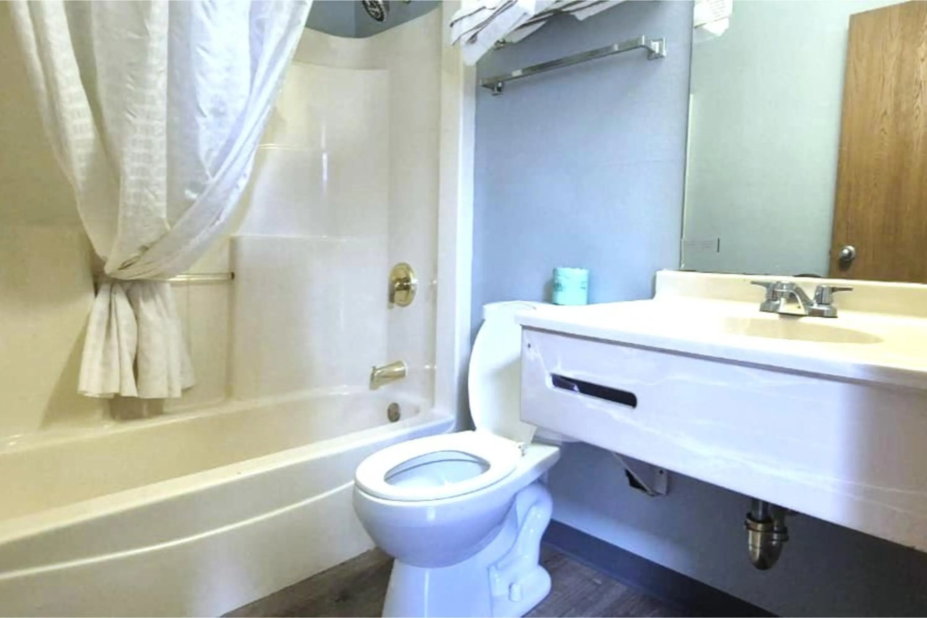 Bathroom in Kings Inn By OYO Calumet Park I-57