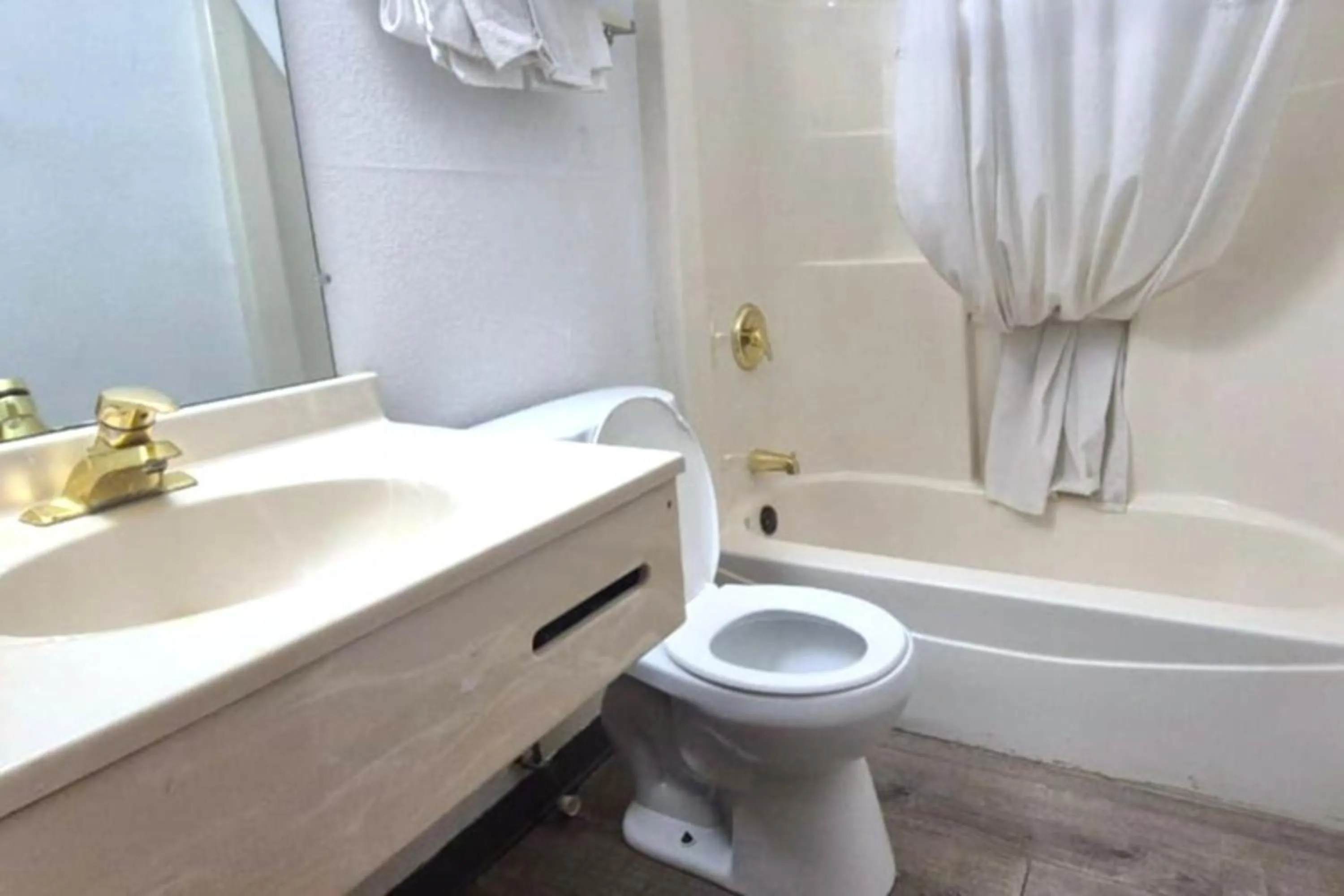 Bathroom in Kings Inn By OYO Calumet Park I-57