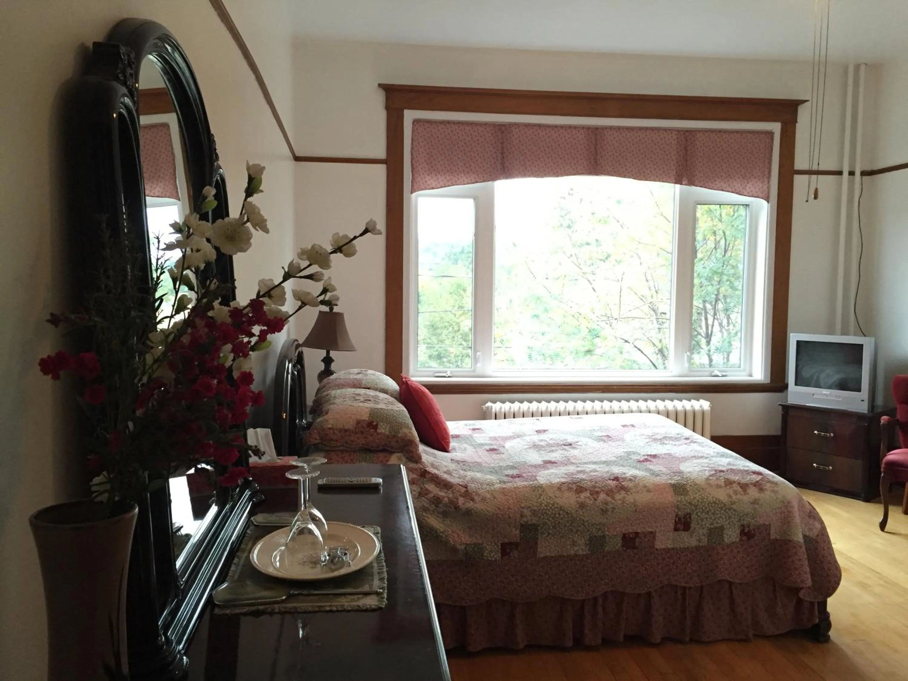 Bathroom, Bed in Le Petit Château Montebello B&B