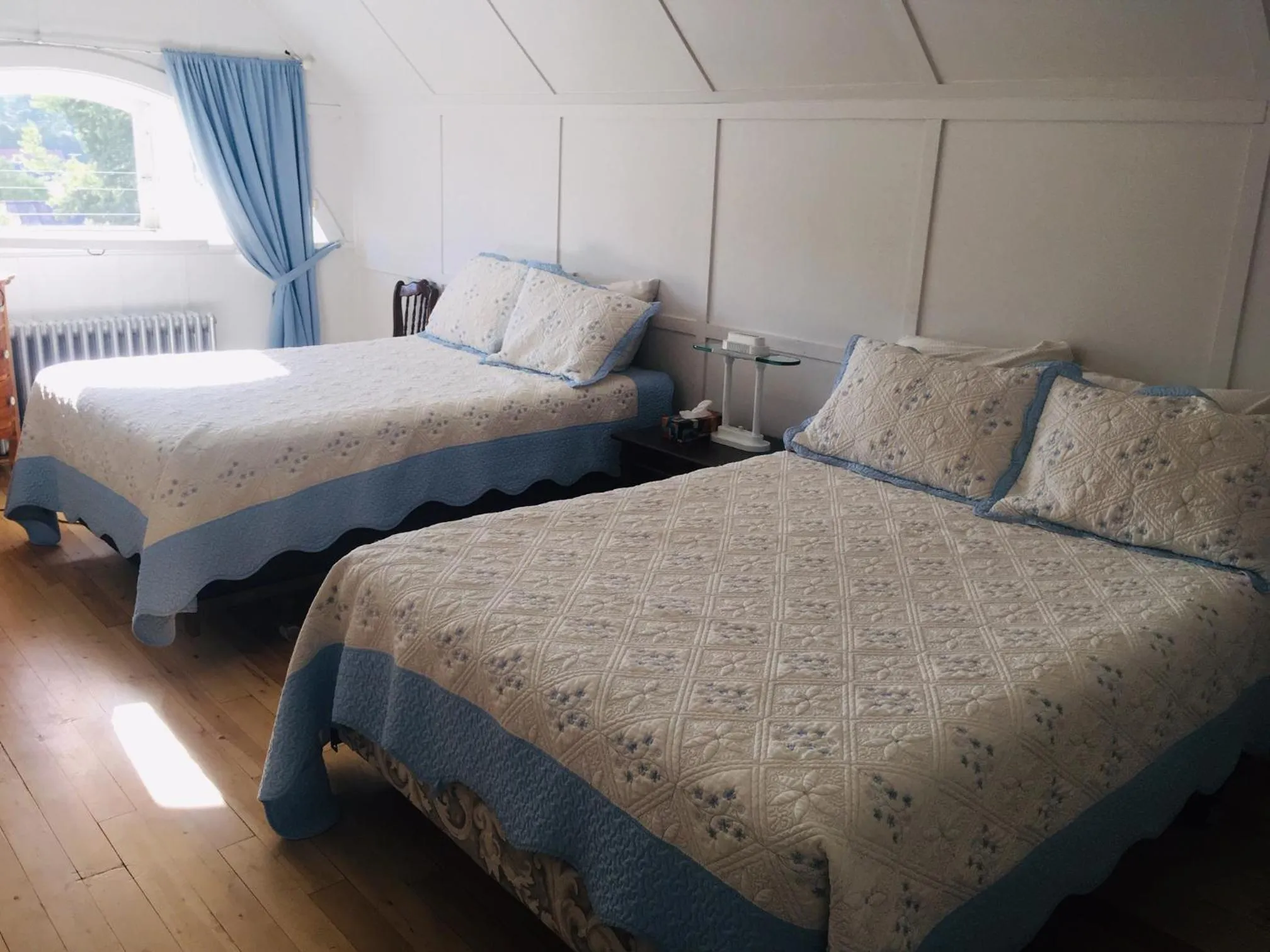 Bed in Le Petit Château Montebello B&B