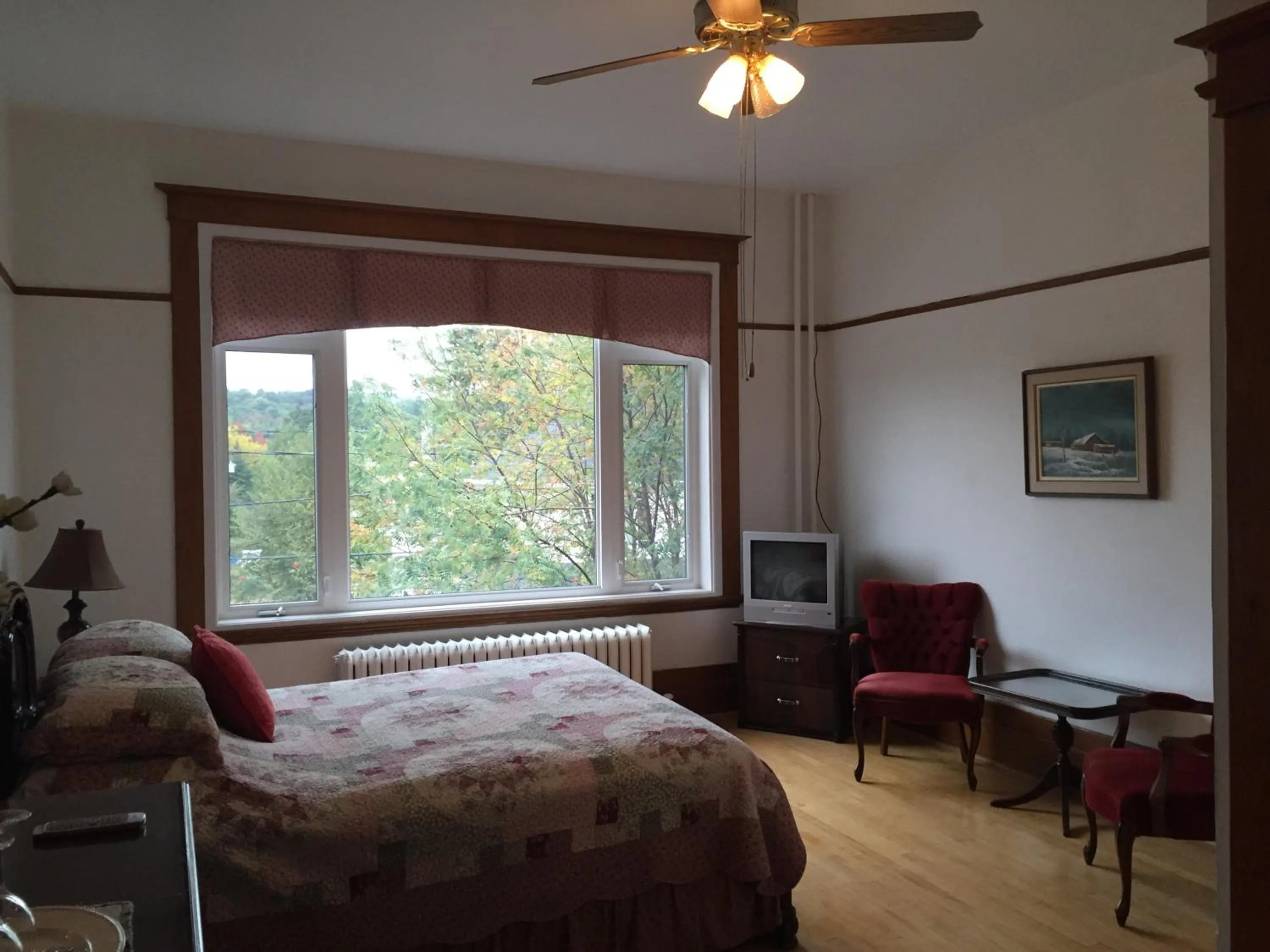 Bedroom, Bed in Le Petit Château Montebello B&B