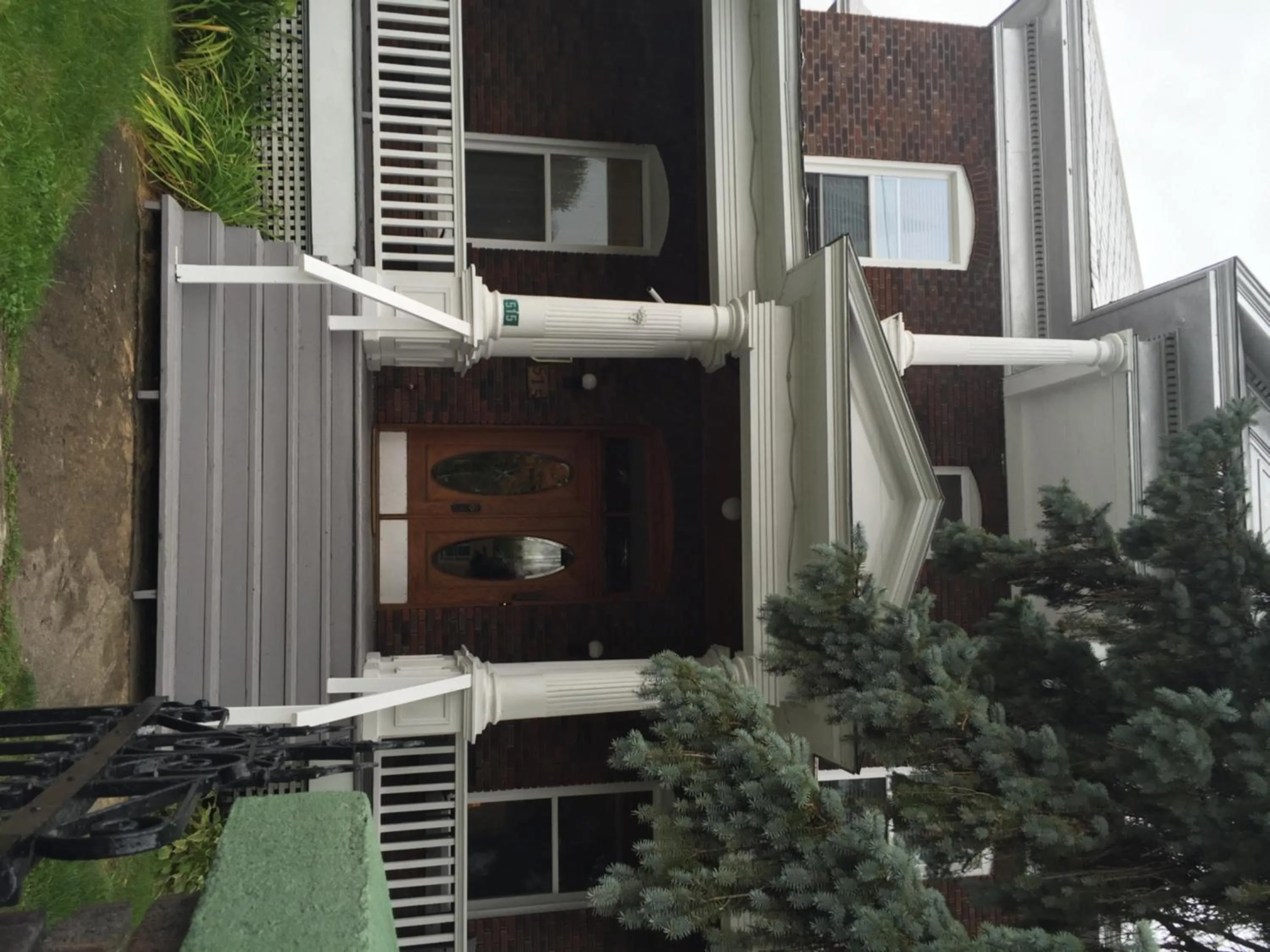 Facade/entrance in Le Petit Château Montebello B&B