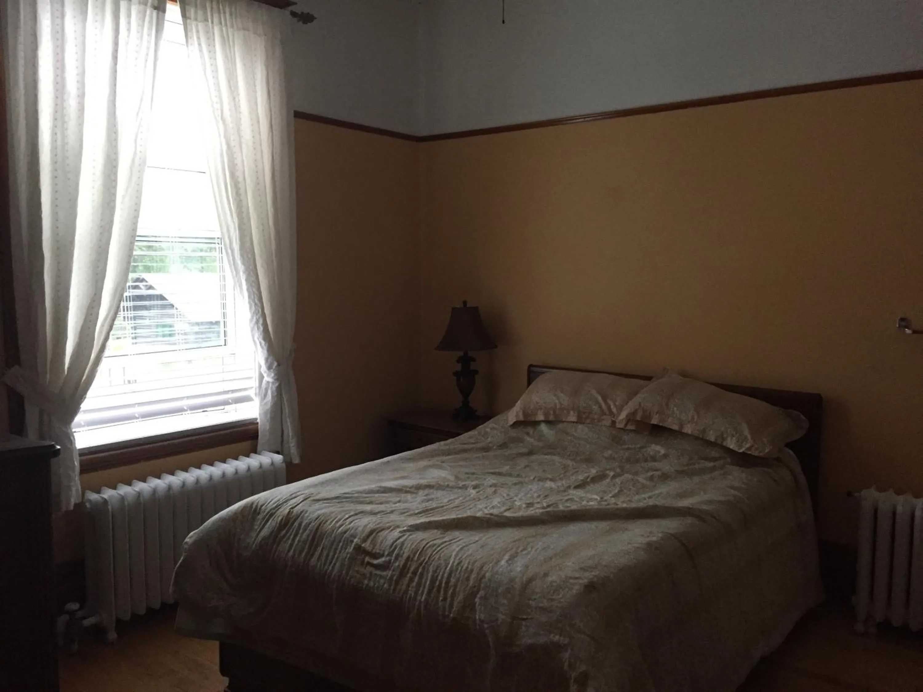 Bedroom, Bed in Le Petit Château Montebello B&B