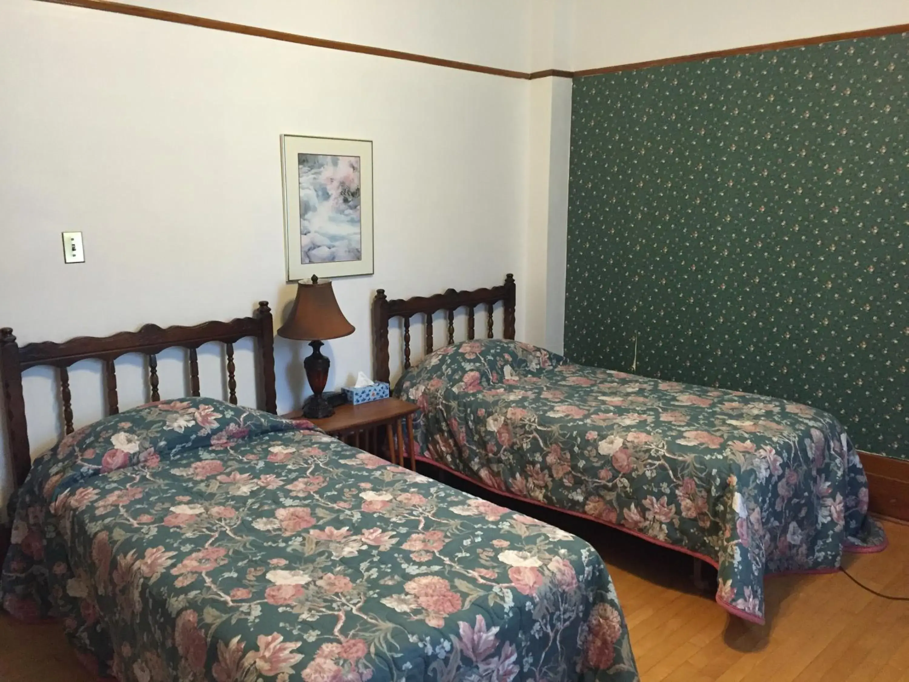 Twin Room with Shared Bathroom in Le Petit Château Montebello B&B Twin Room with Shared Bathroom in Le Petit Château Montebello B&B