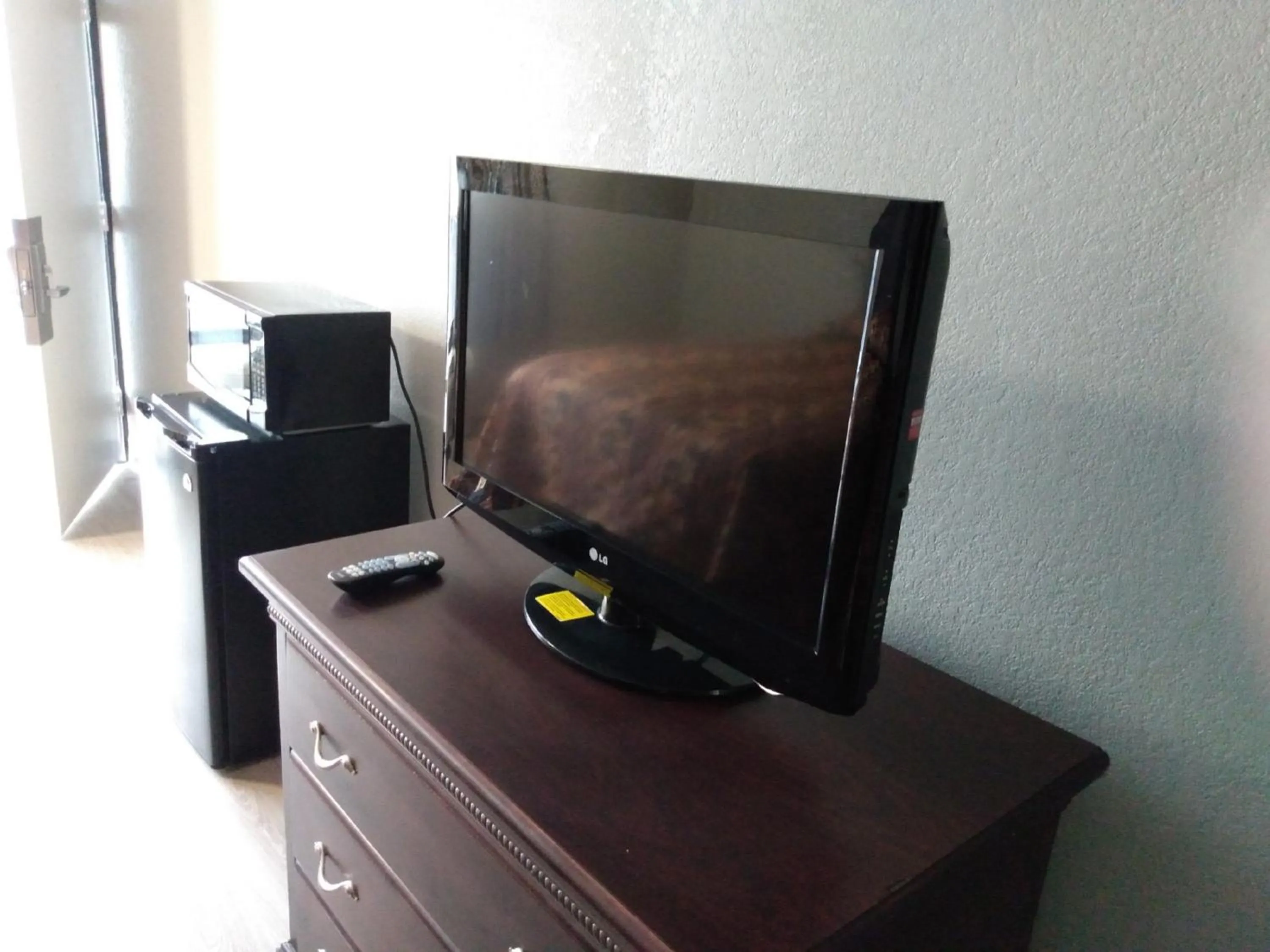 TV and multimedia in Gateway Inn Savannah